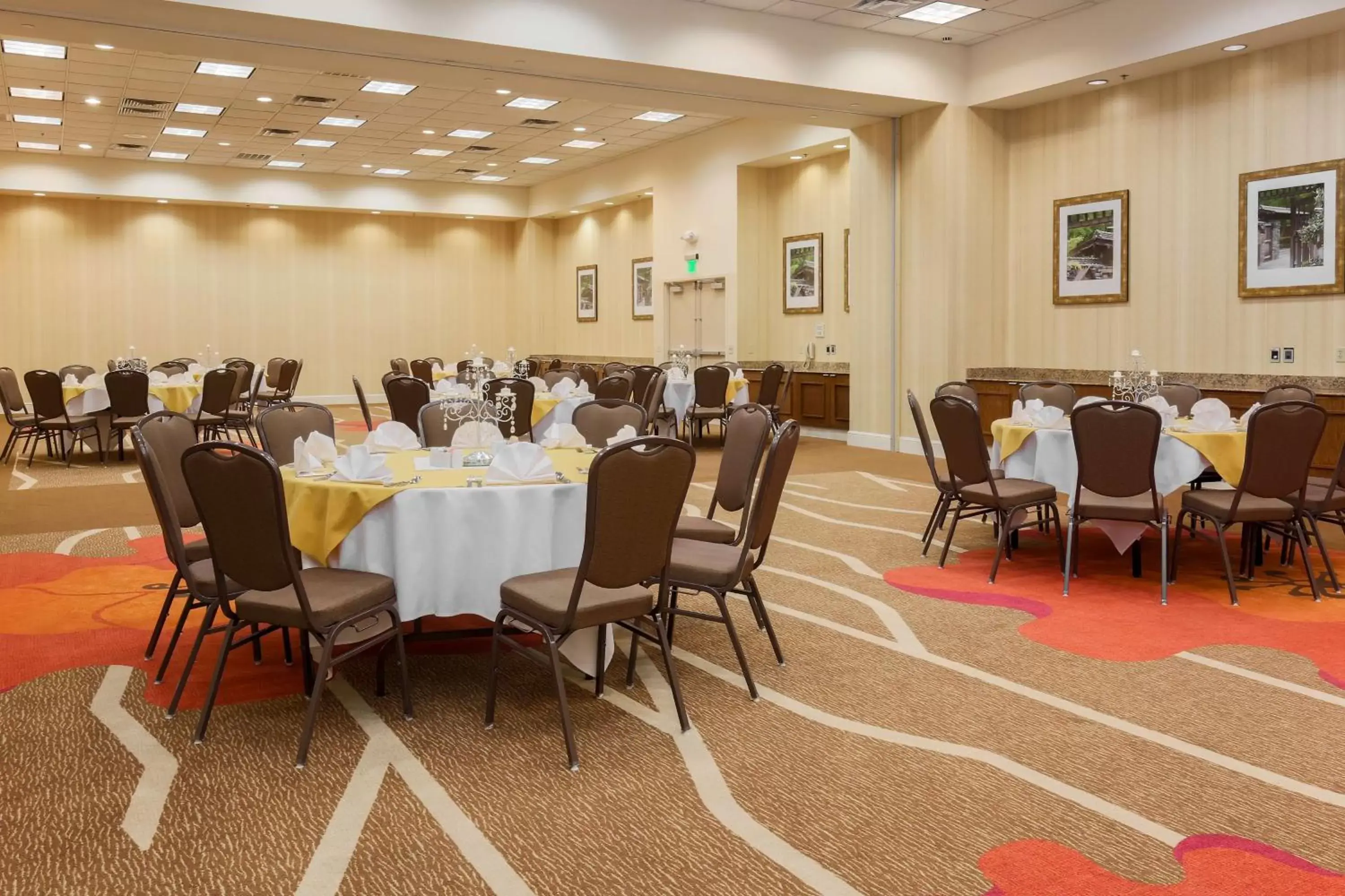 Meeting/conference room, Restaurant/Places to Eat in Hilton Garden Inn Dallas/Market Center