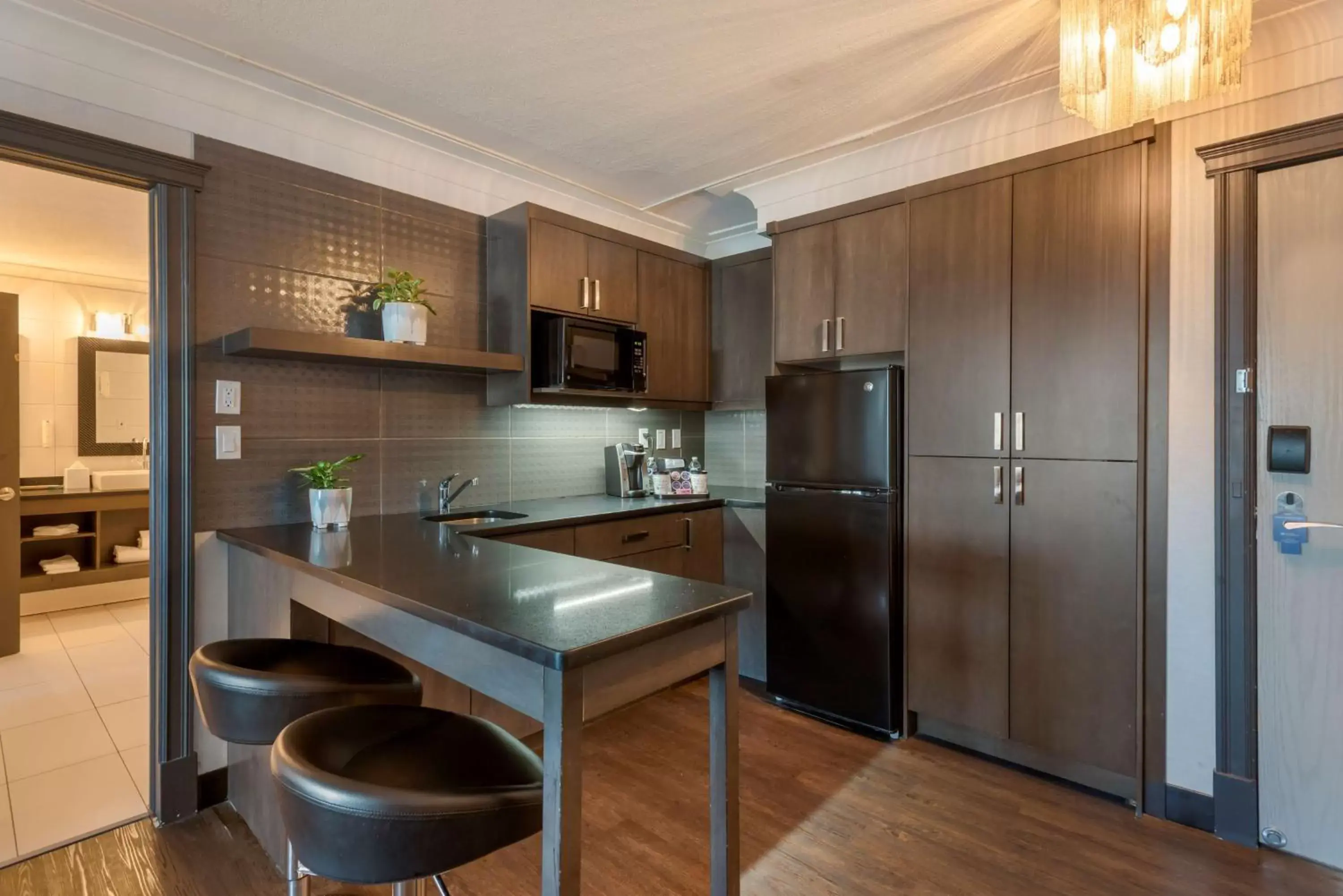 Photo of the whole room, Kitchen/Kitchenette in Best Western Plus Village Park Inn