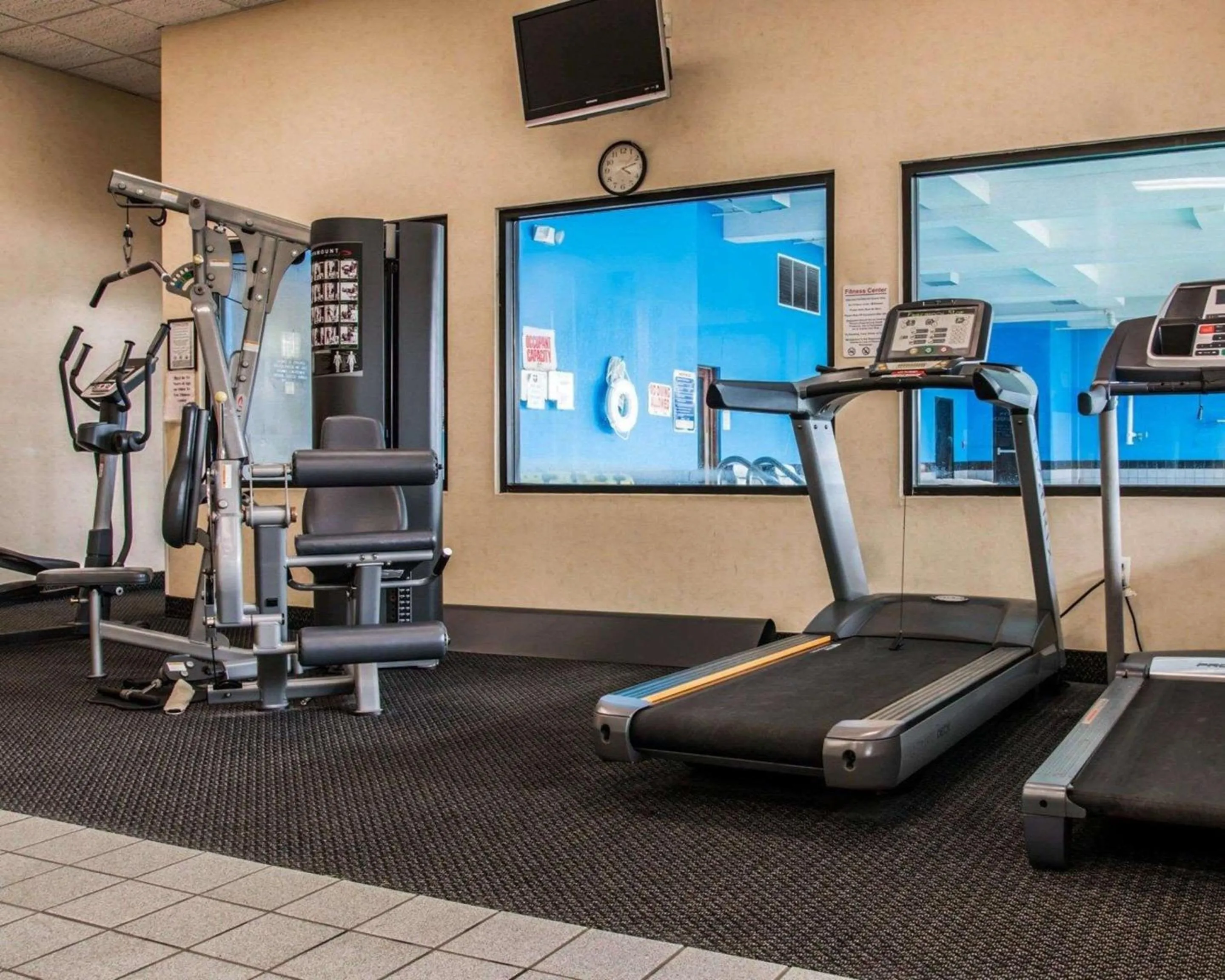 Fitness centre/facilities in American Inn & Suites