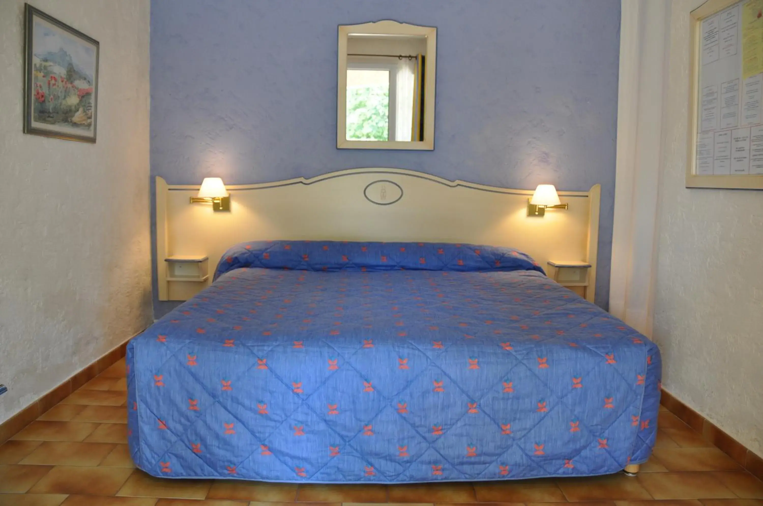 Photo of the whole room, Bed in La Cigalière