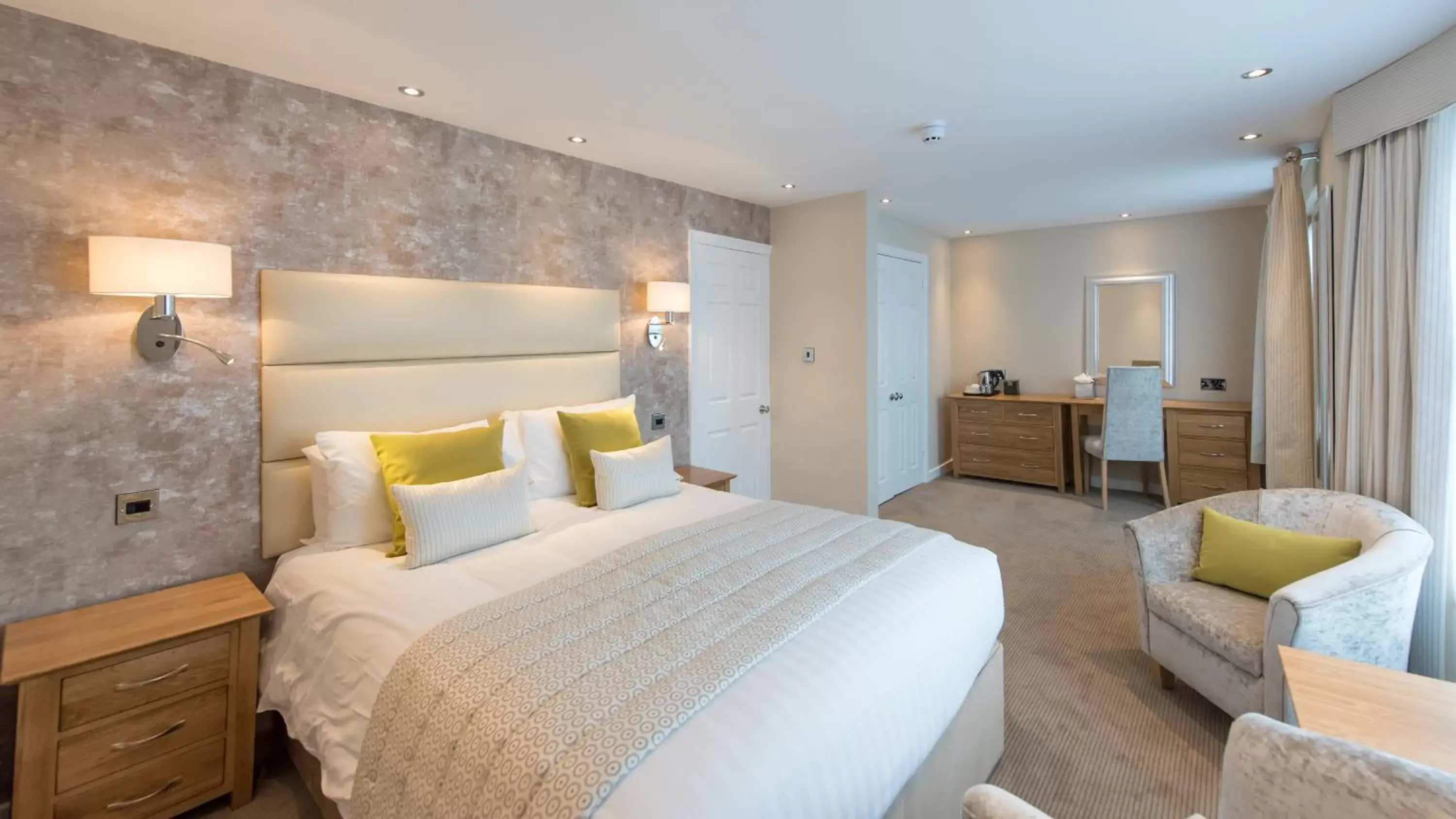 Bed in The Royal & Fortescue Hotel Bed in The Royal & Fortescue Hotel