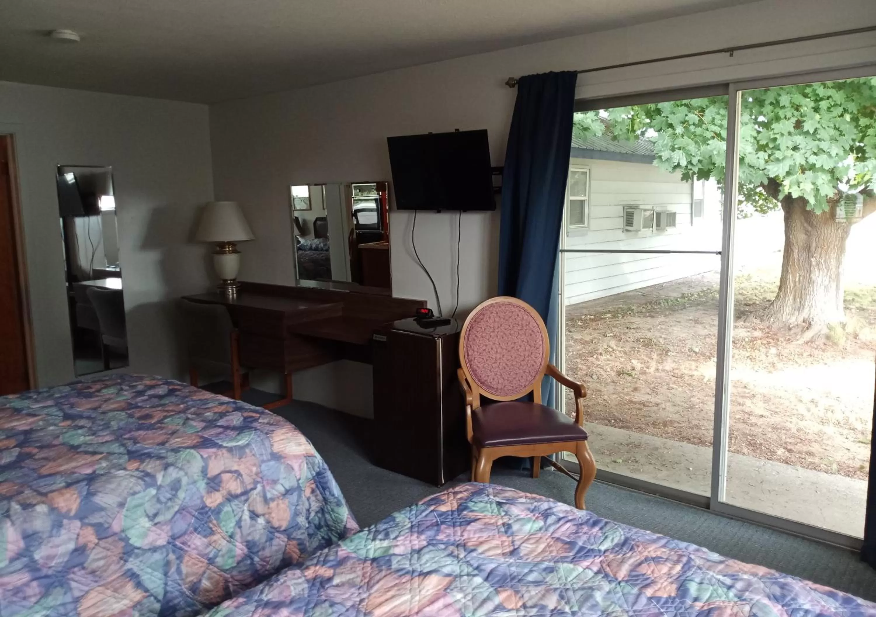 Bed, TV/Entertainment Center in Eight Bar B Motel