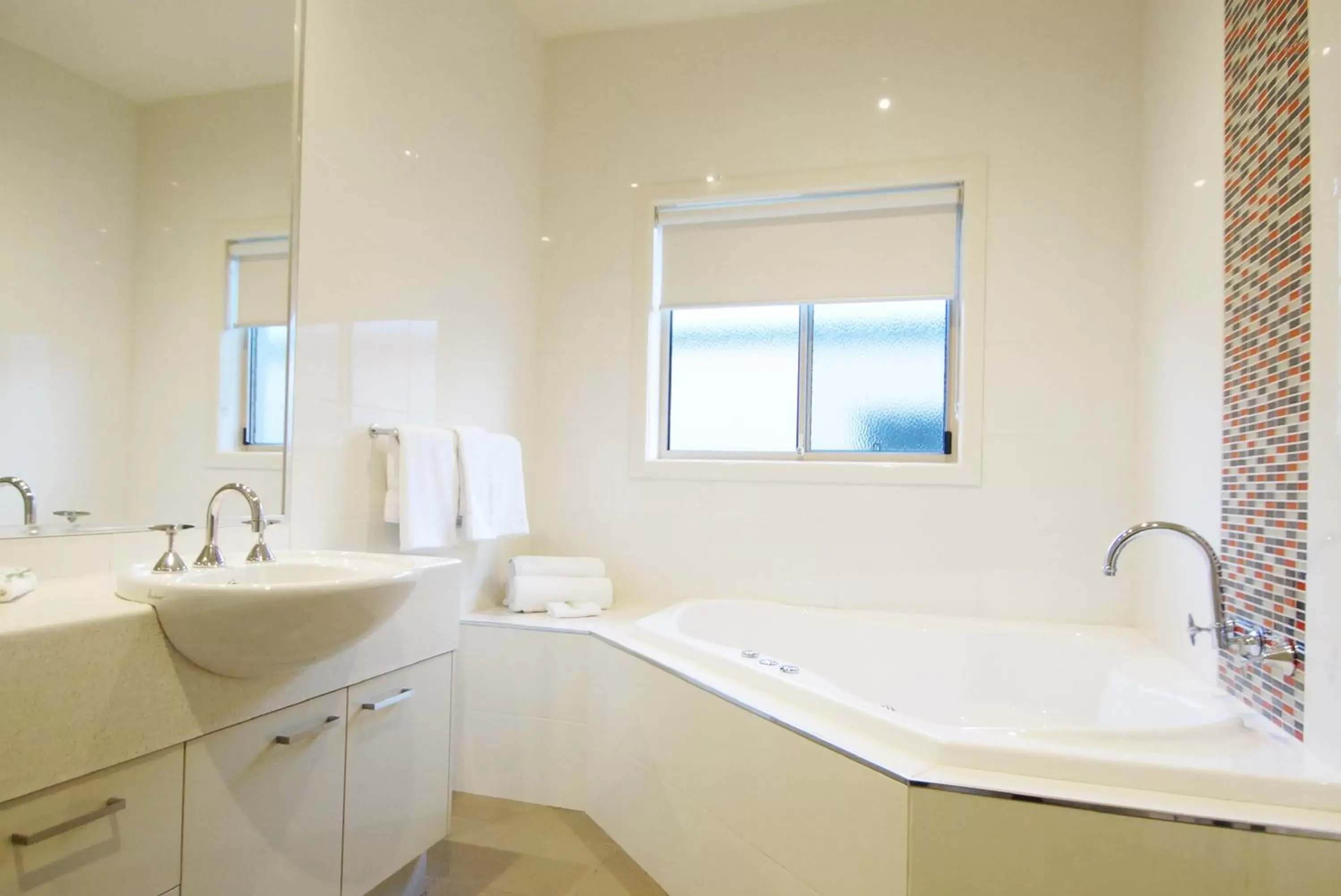 Photo of the whole room, Bathroom in The Wyndhamere Motel Shepparton