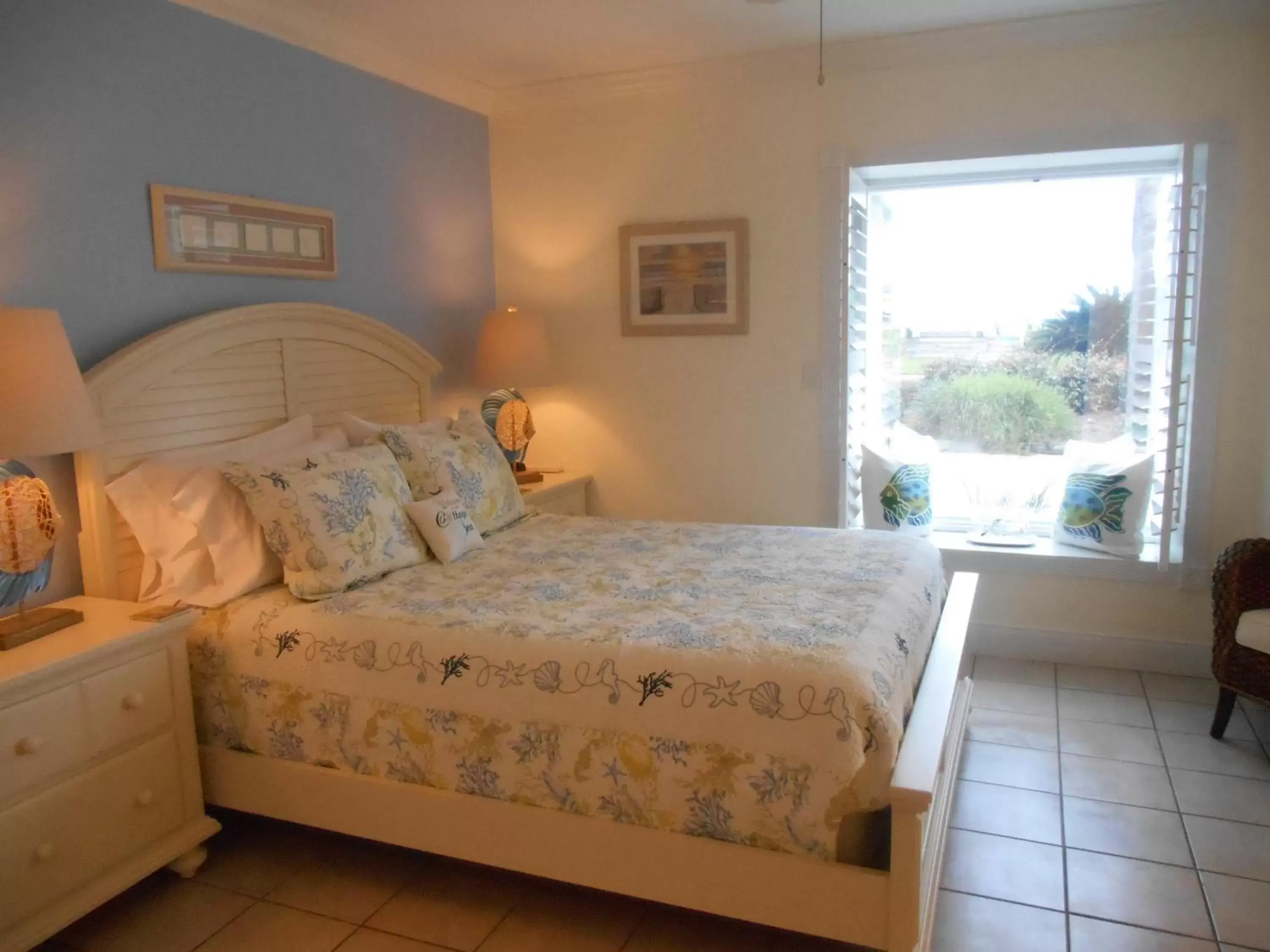 Property building, Bed in Windemere Inn by the Sea