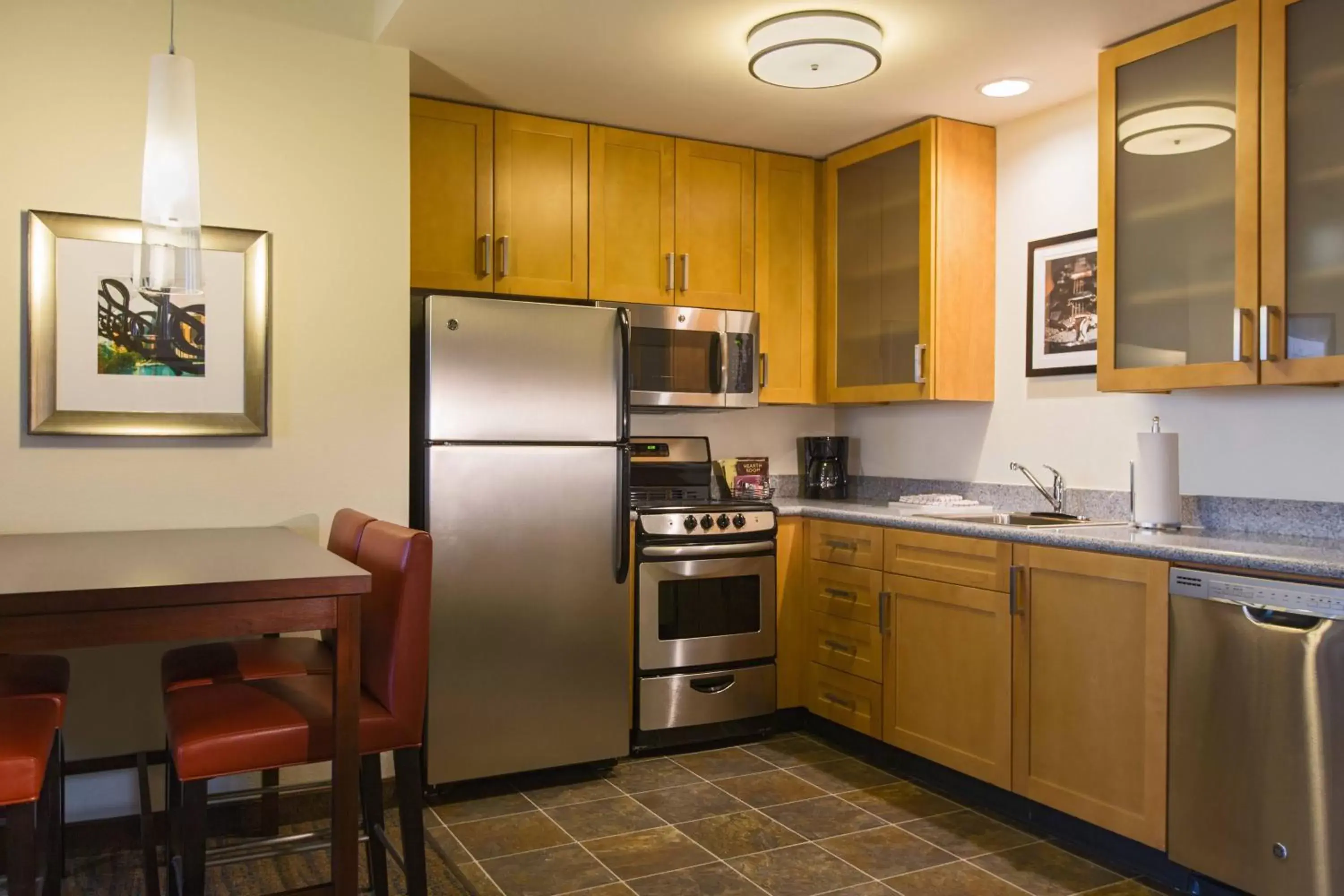 Bedroom, Kitchen/Kitchenette in Residence Inn by Marriott Nashville Vanderbilt/West End