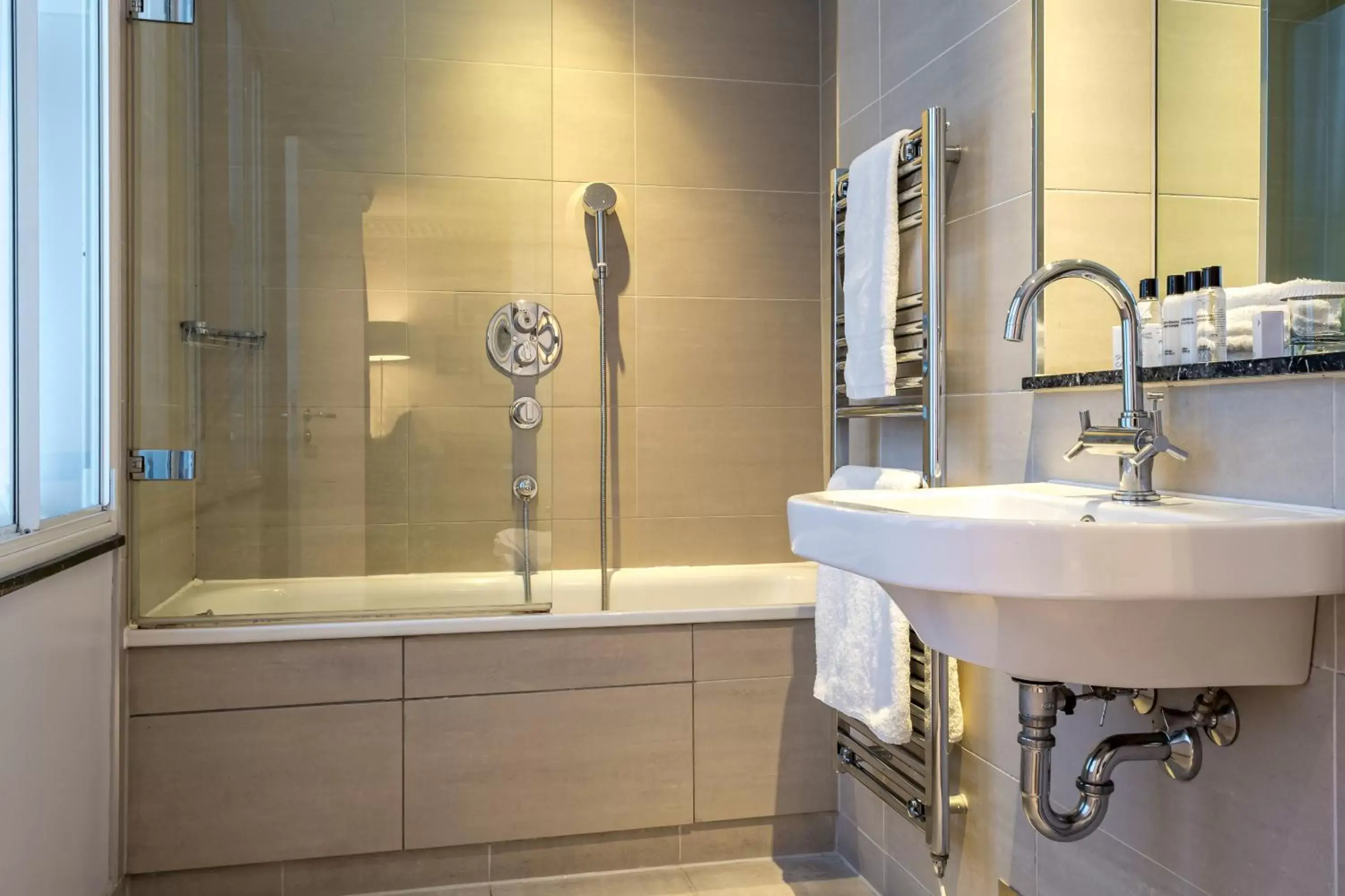 Shower, Bathroom in The Clermont London, Charing Cross
