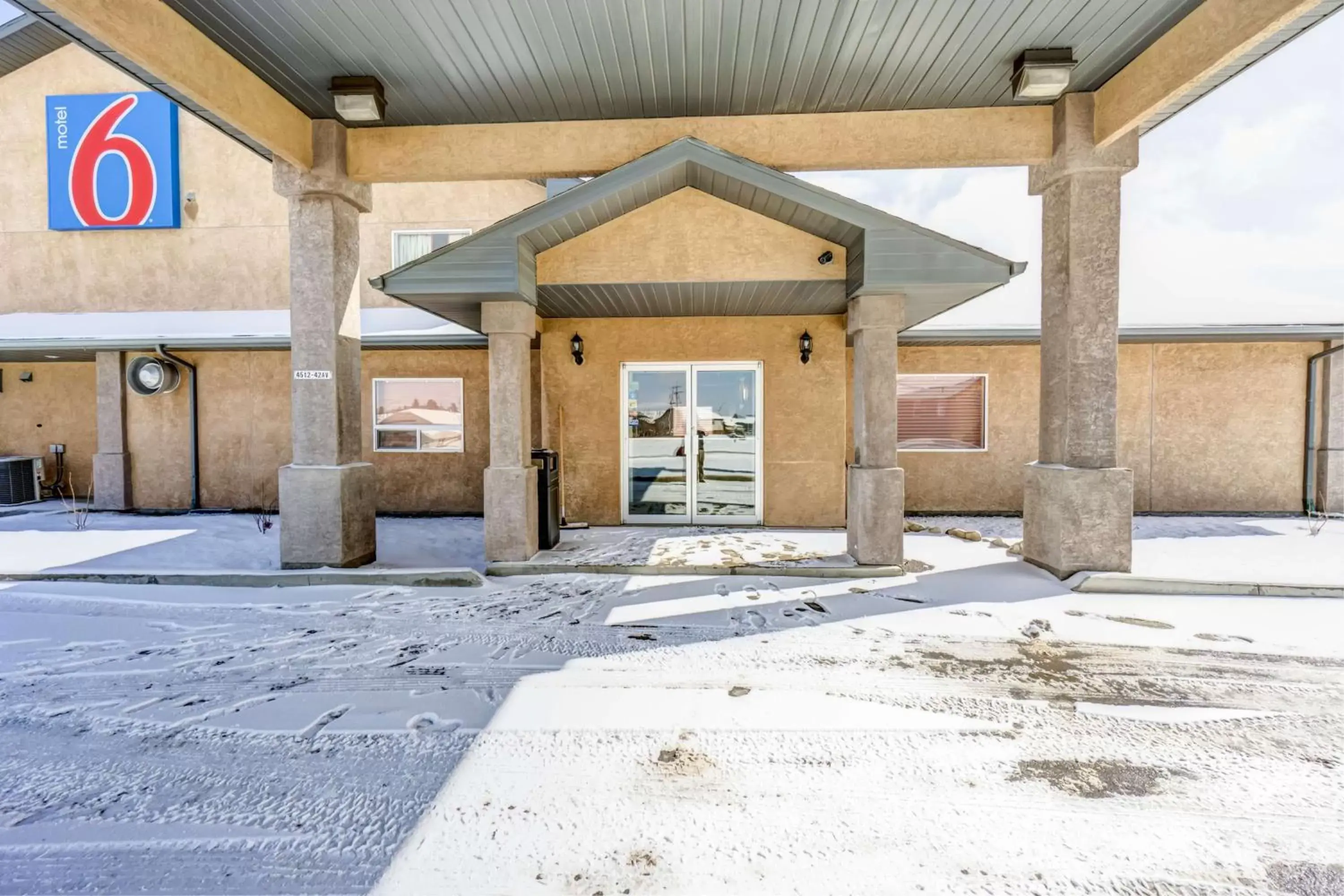 Property building, Winter in Motel 6-Innisfail, AB