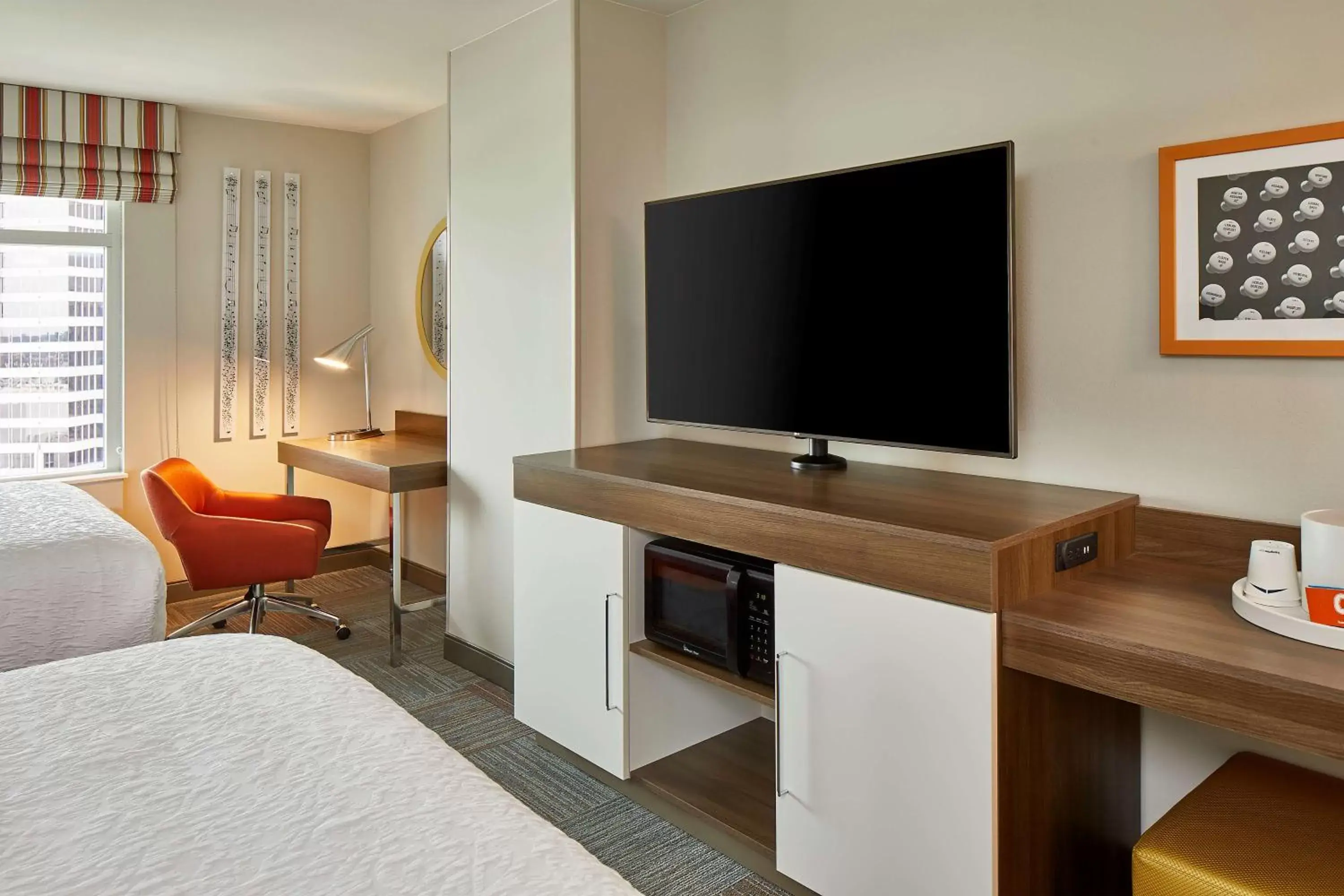 Bedroom, TV/Entertainment Center in Hampton Inn & Suites Atlanta-Midtown, Ga