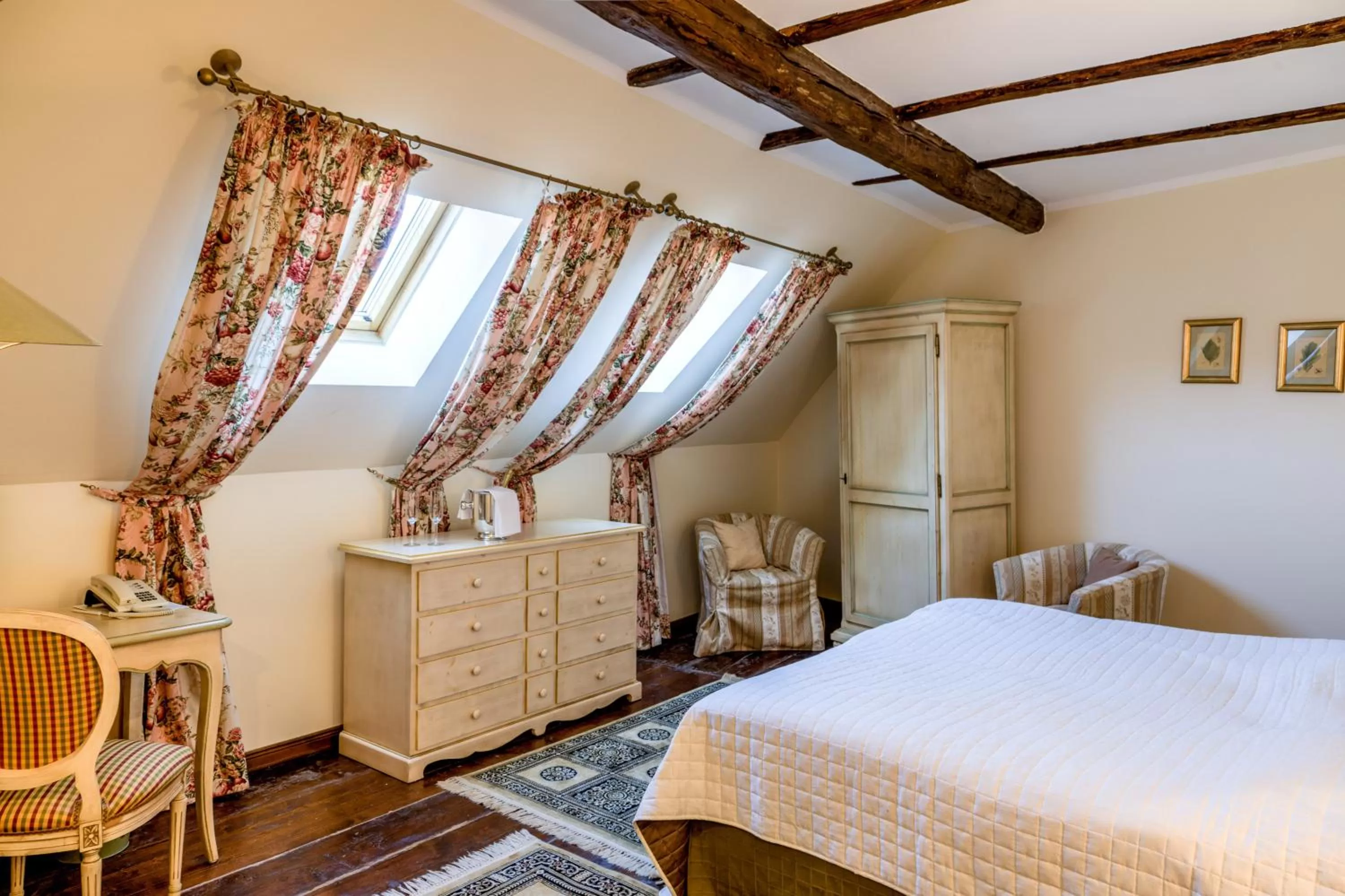 Photo of the whole room, Bed in Hotel Zum Bär