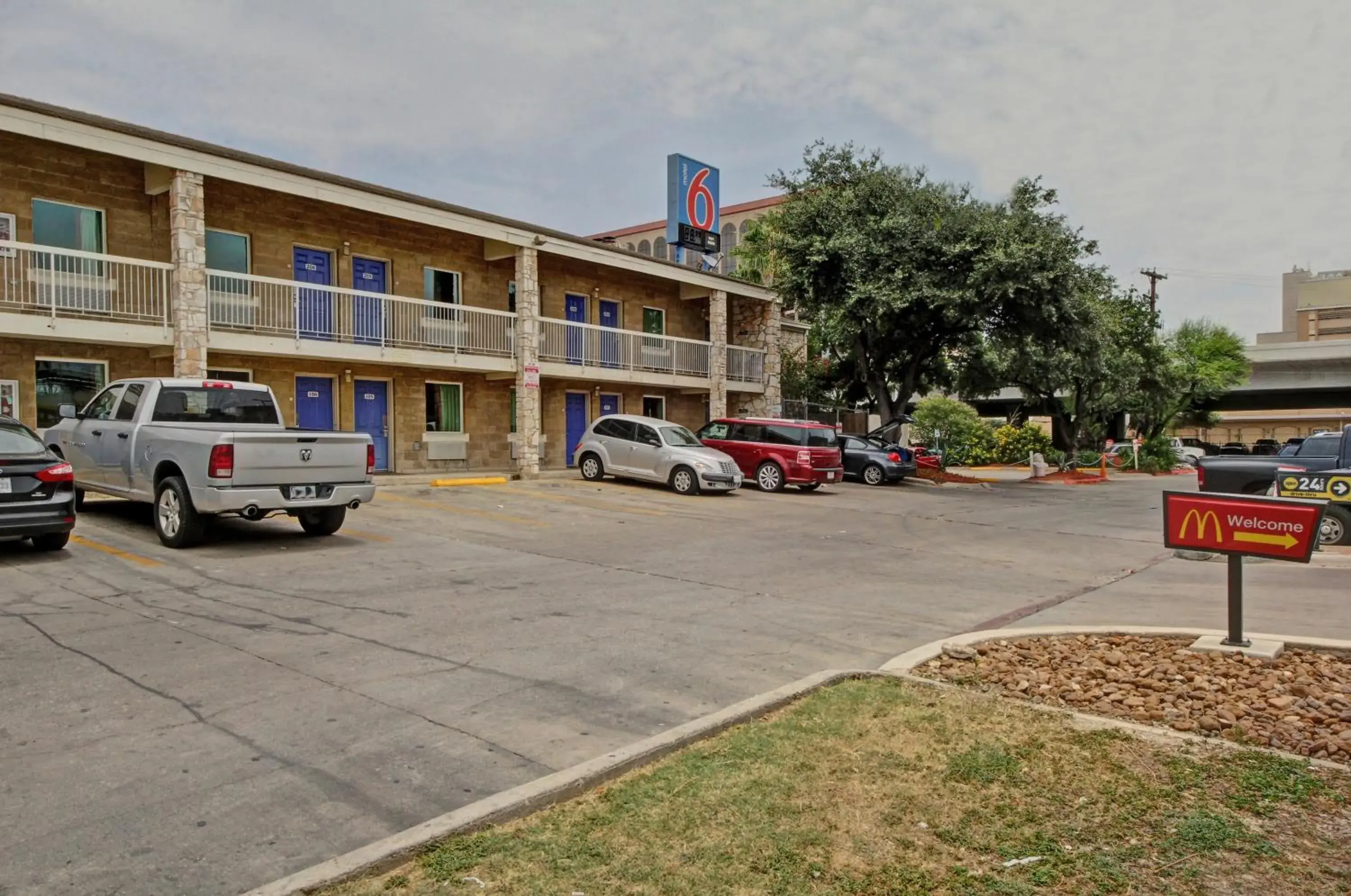 Facade/entrance, Property Building in Motel 6-San Antonio, TX - Downtown - Market Square