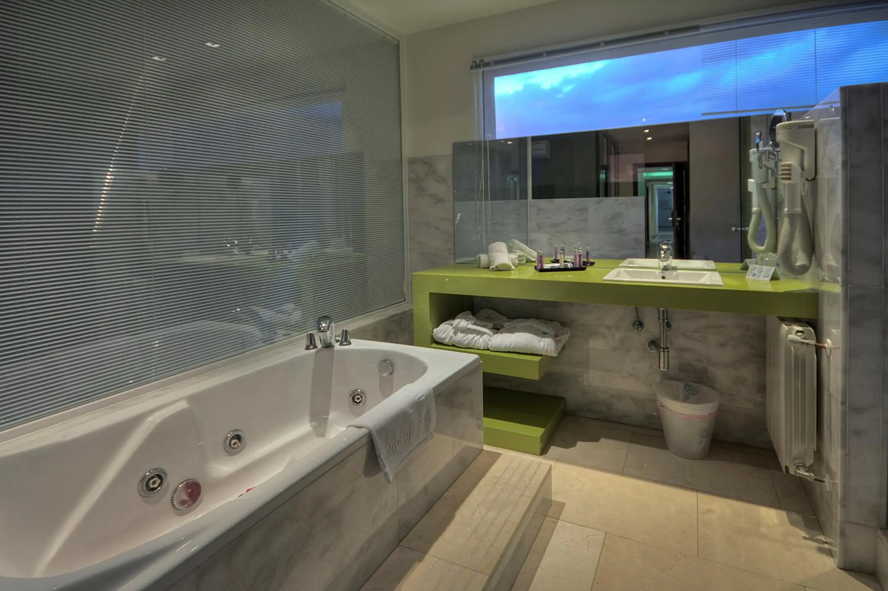 Hot Tub, Bathroom in Hotel Spa Sinagoga