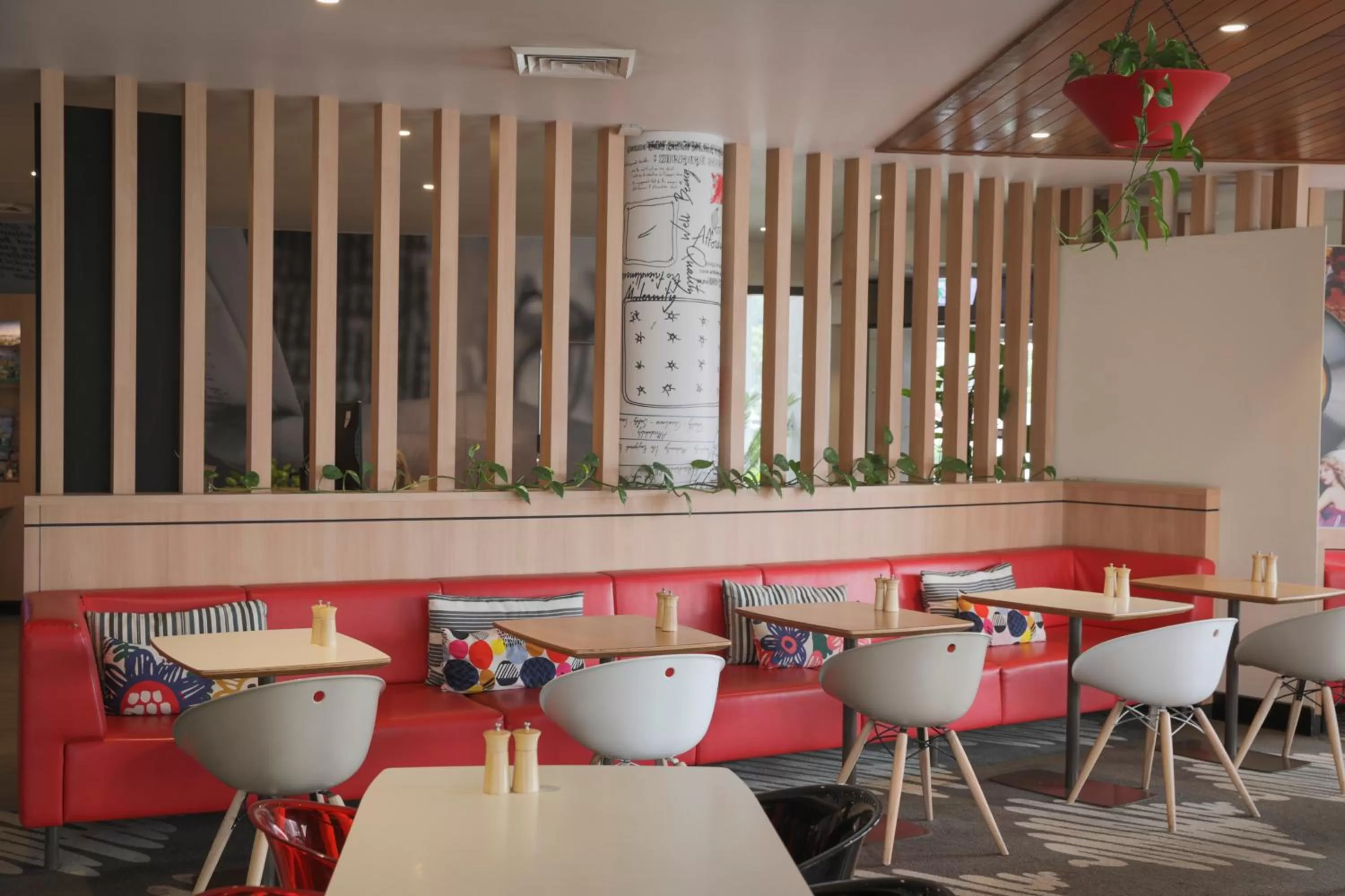 Restaurant/places to eat in ibis Sydney Airport
