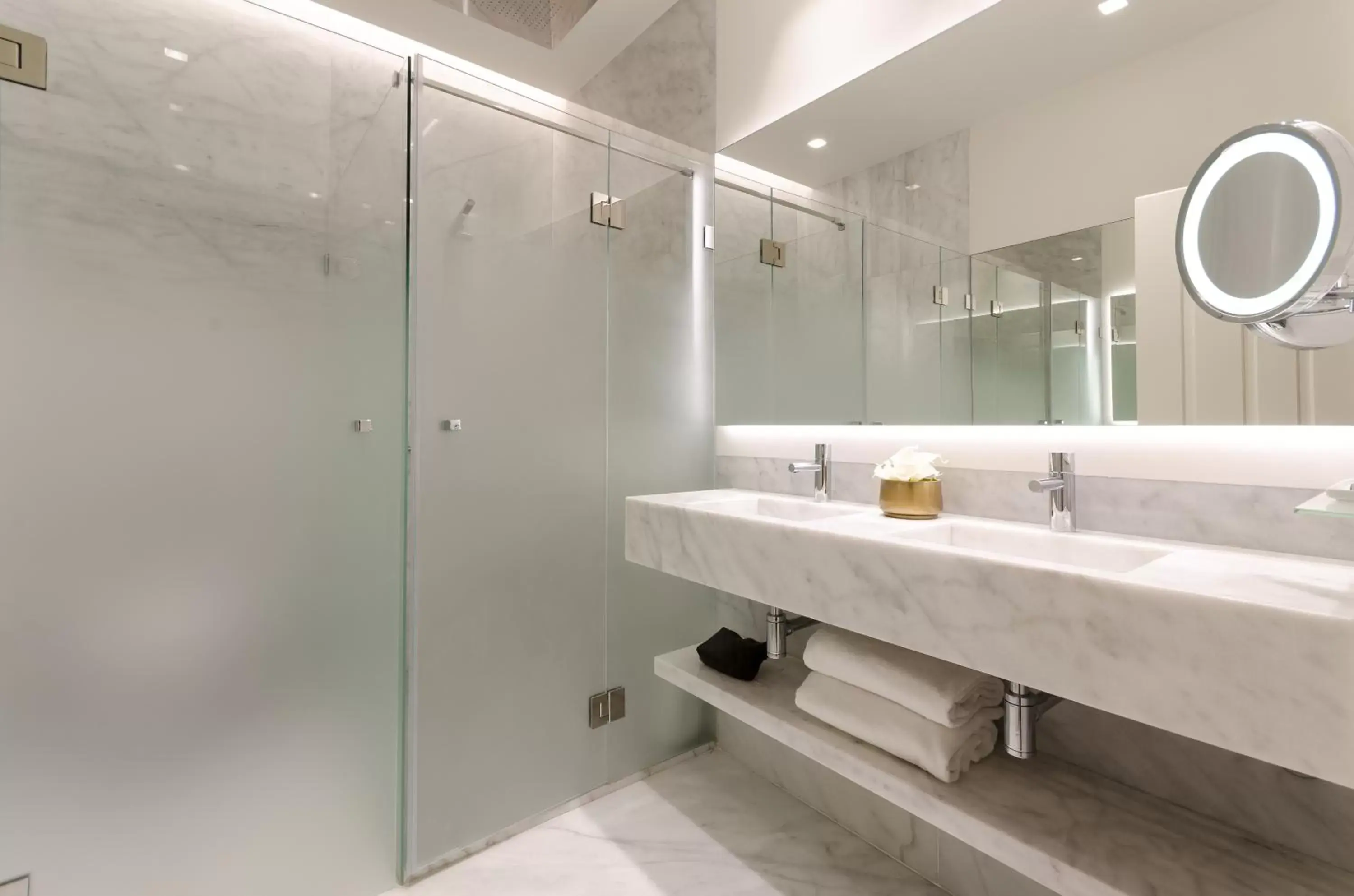 Shower, Bathroom in Hotel da Baixa