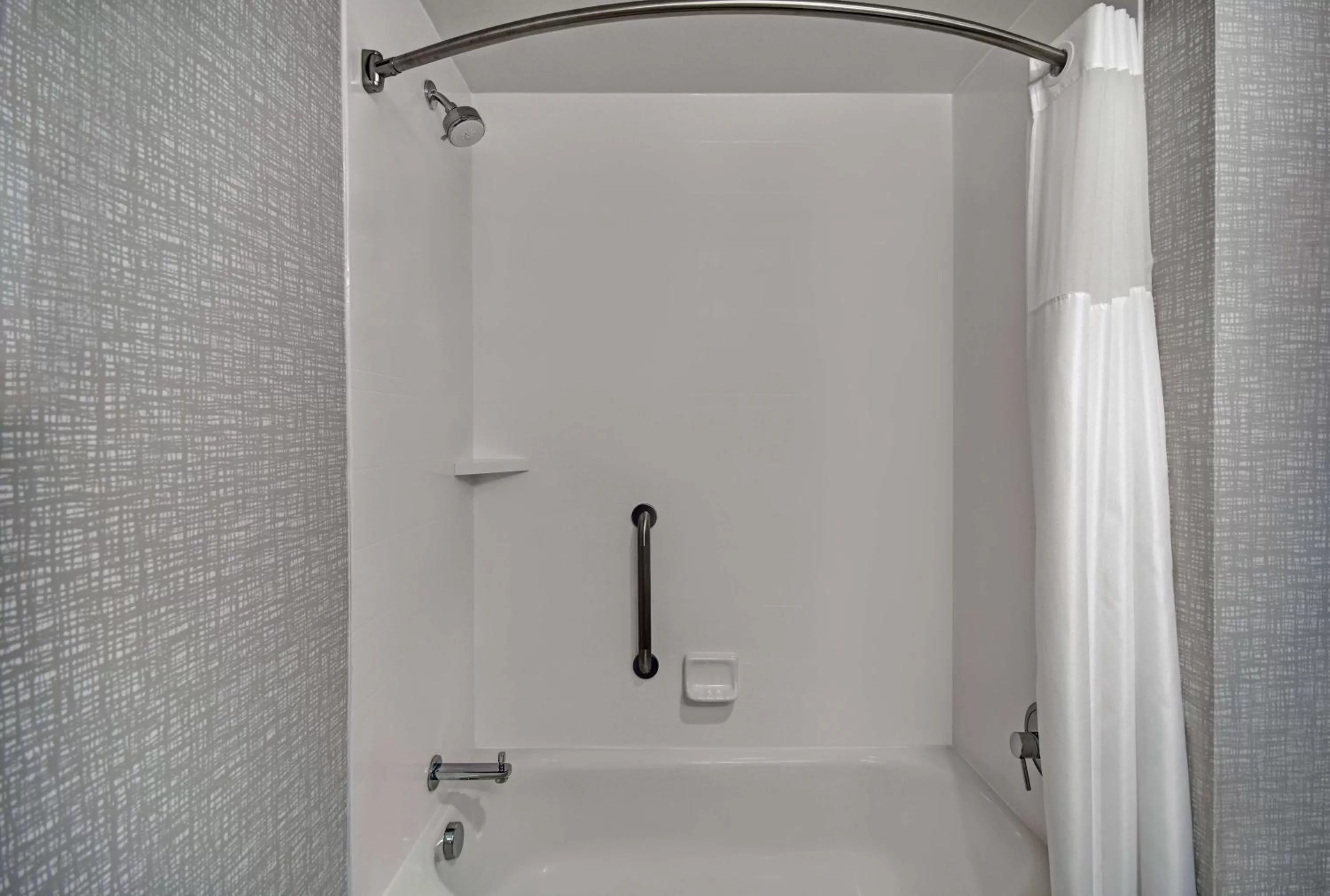 Bathroom in Hampton Inn Cave City, KY