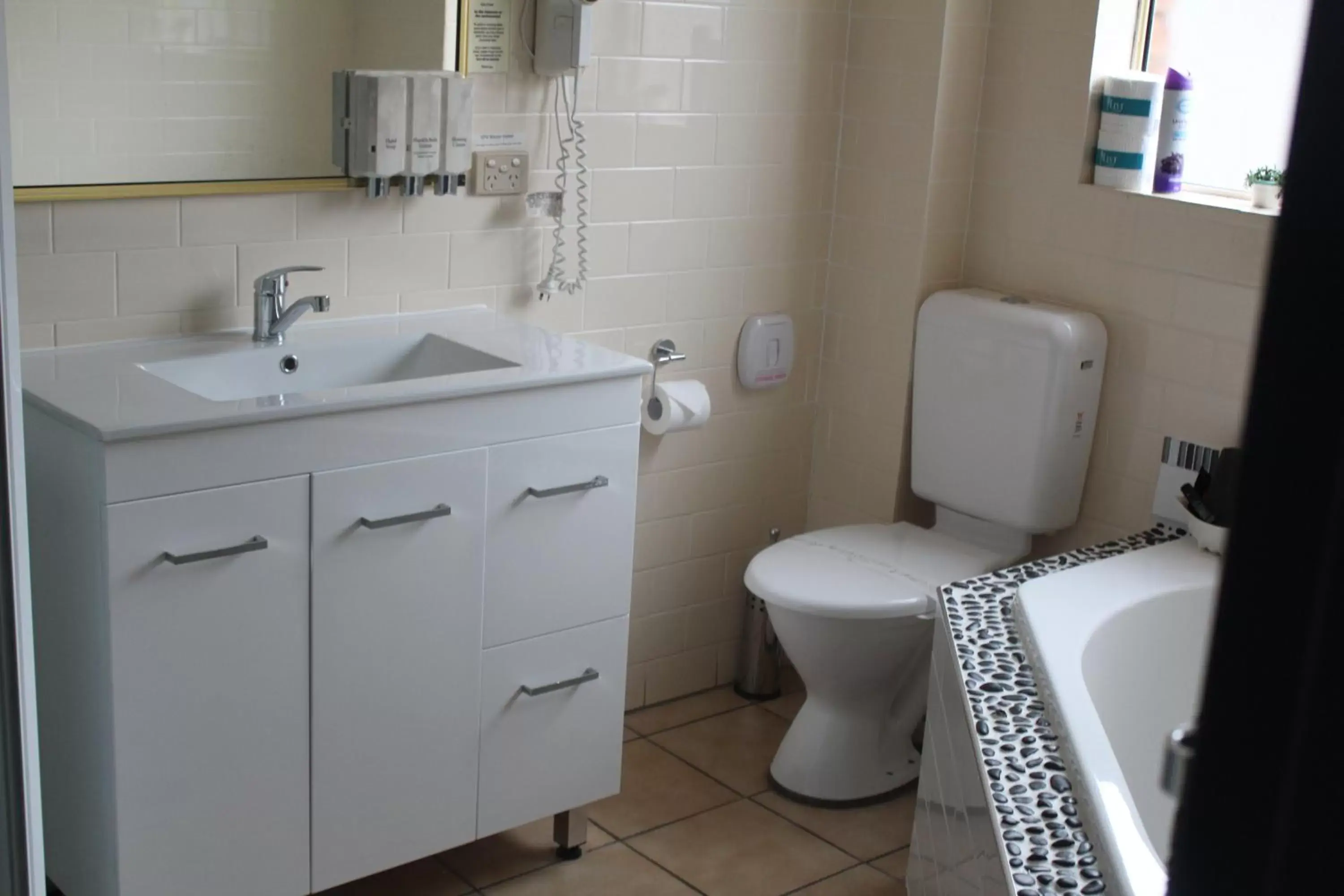 Toilet, Bathroom in Shearing Shed Motor Inn