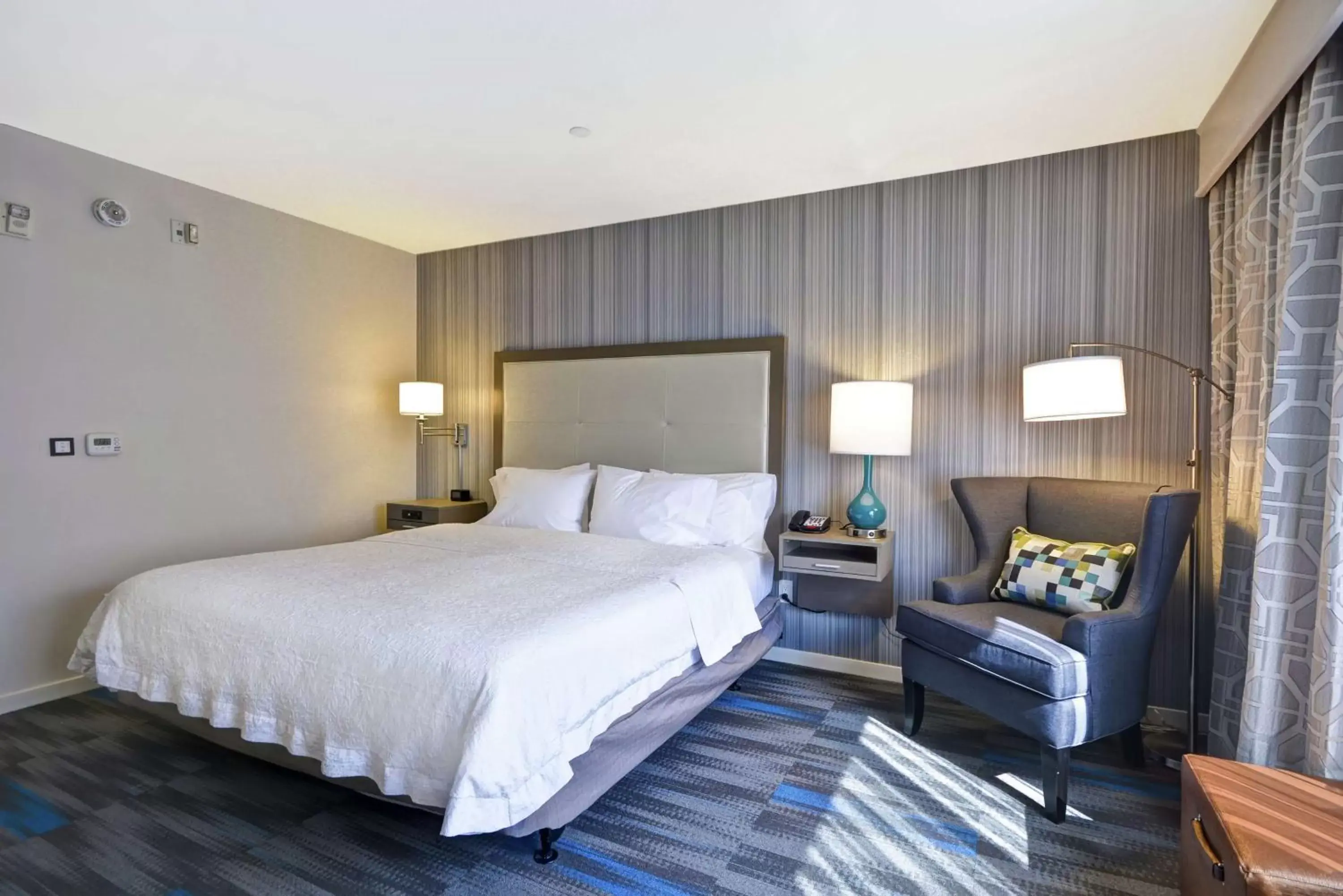Bed in Hampton Inn & Suites Los Angeles Burbank Airport