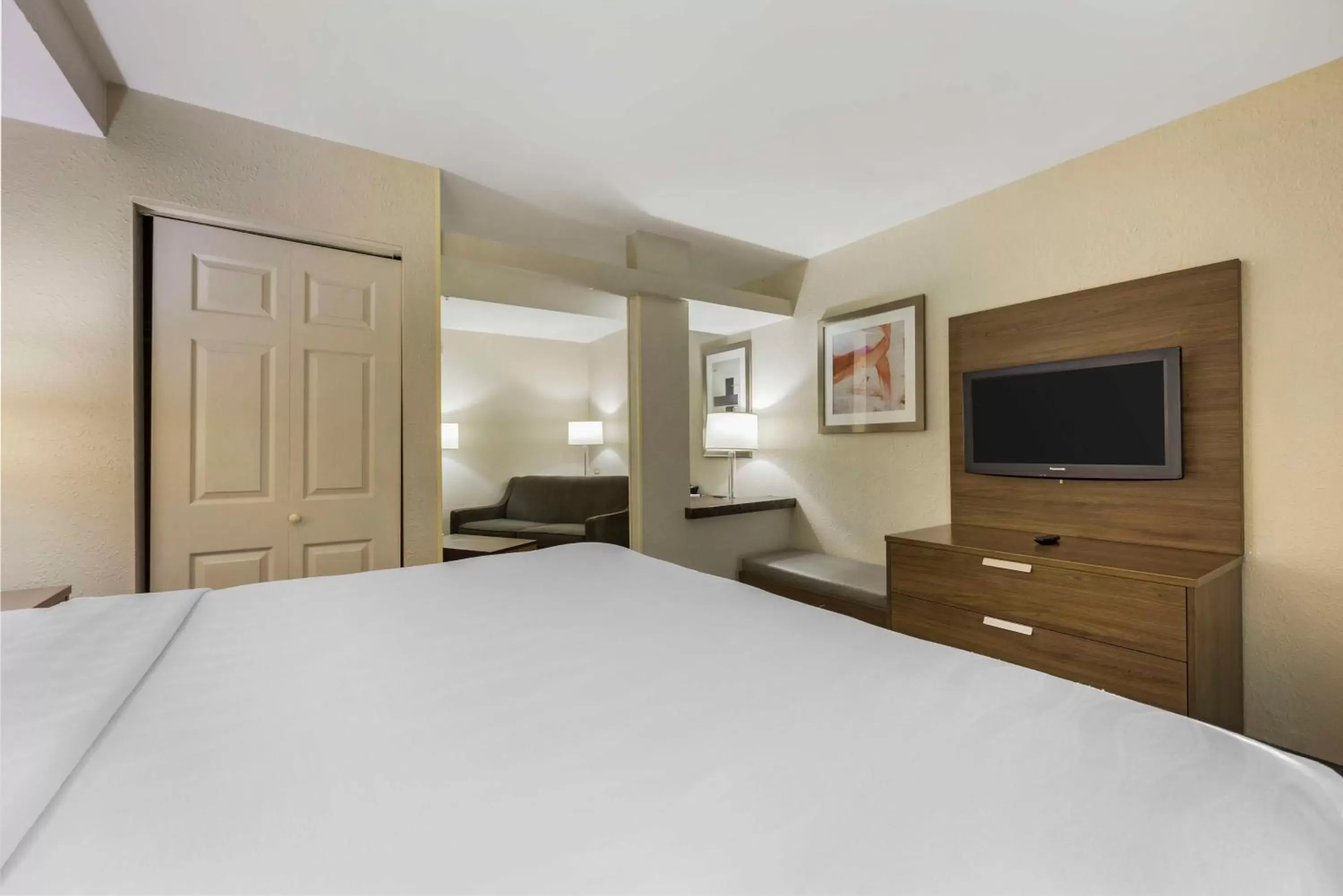 Photo of the whole room, Bed in Best Western Plus Nashville Airport Hotel - BNA