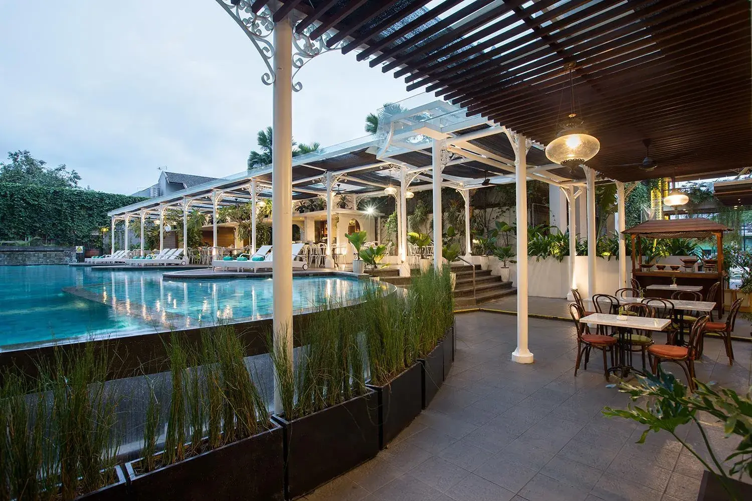 Restaurant/places to eat, Swimming Pool in The 1o1 Yogyakarta Tugu Hotel
