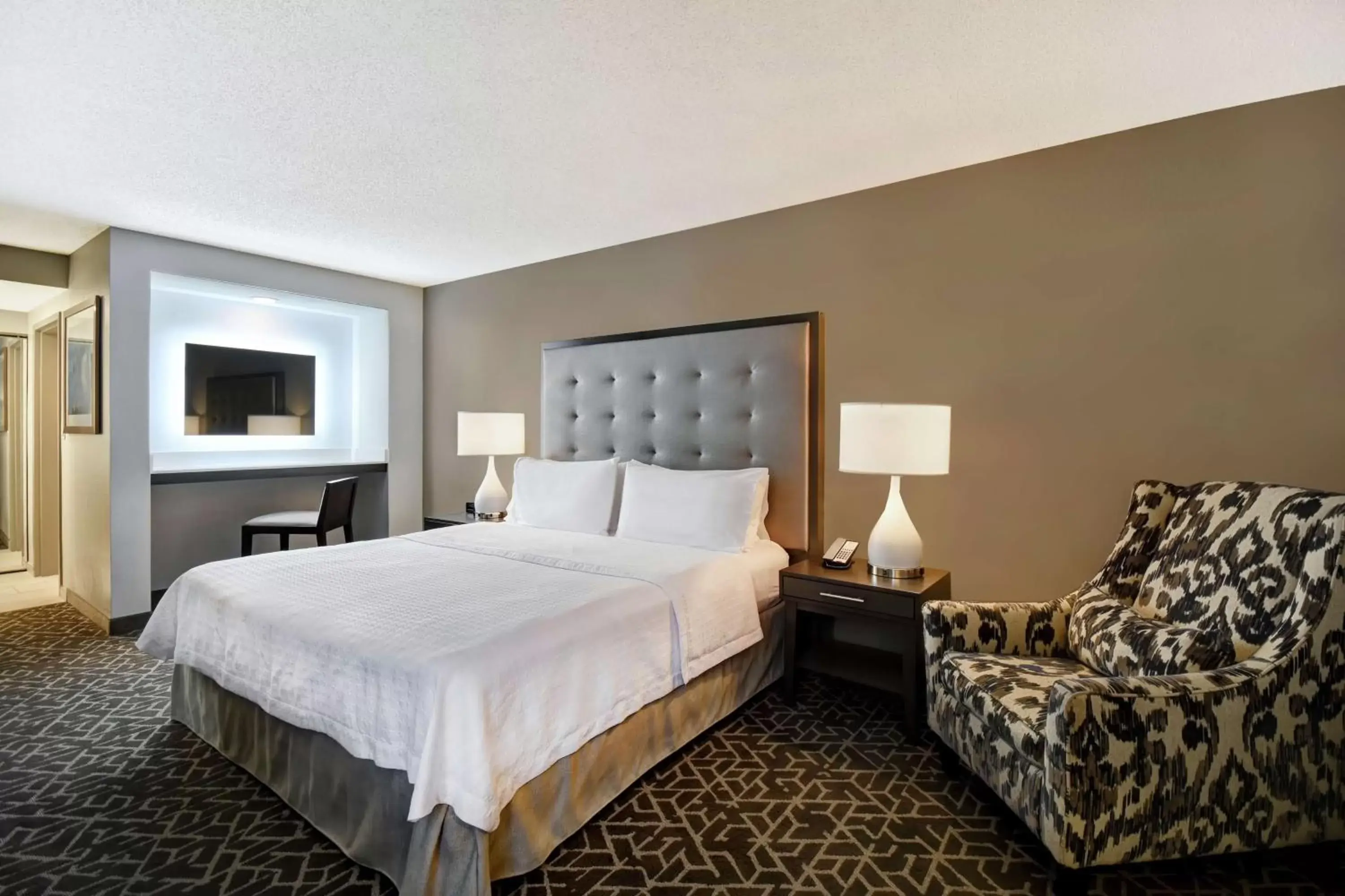 Living room, Bed in Homewood Suites by Hilton Edgewater-NYC Area