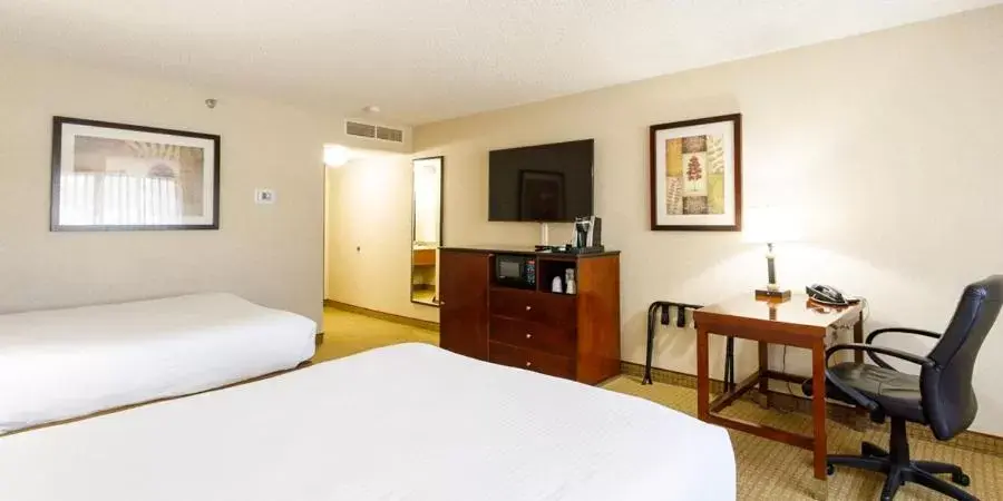 Communal lounge/ TV room, Bed in Maverick Hotel and Casino by Red Lion Hotels