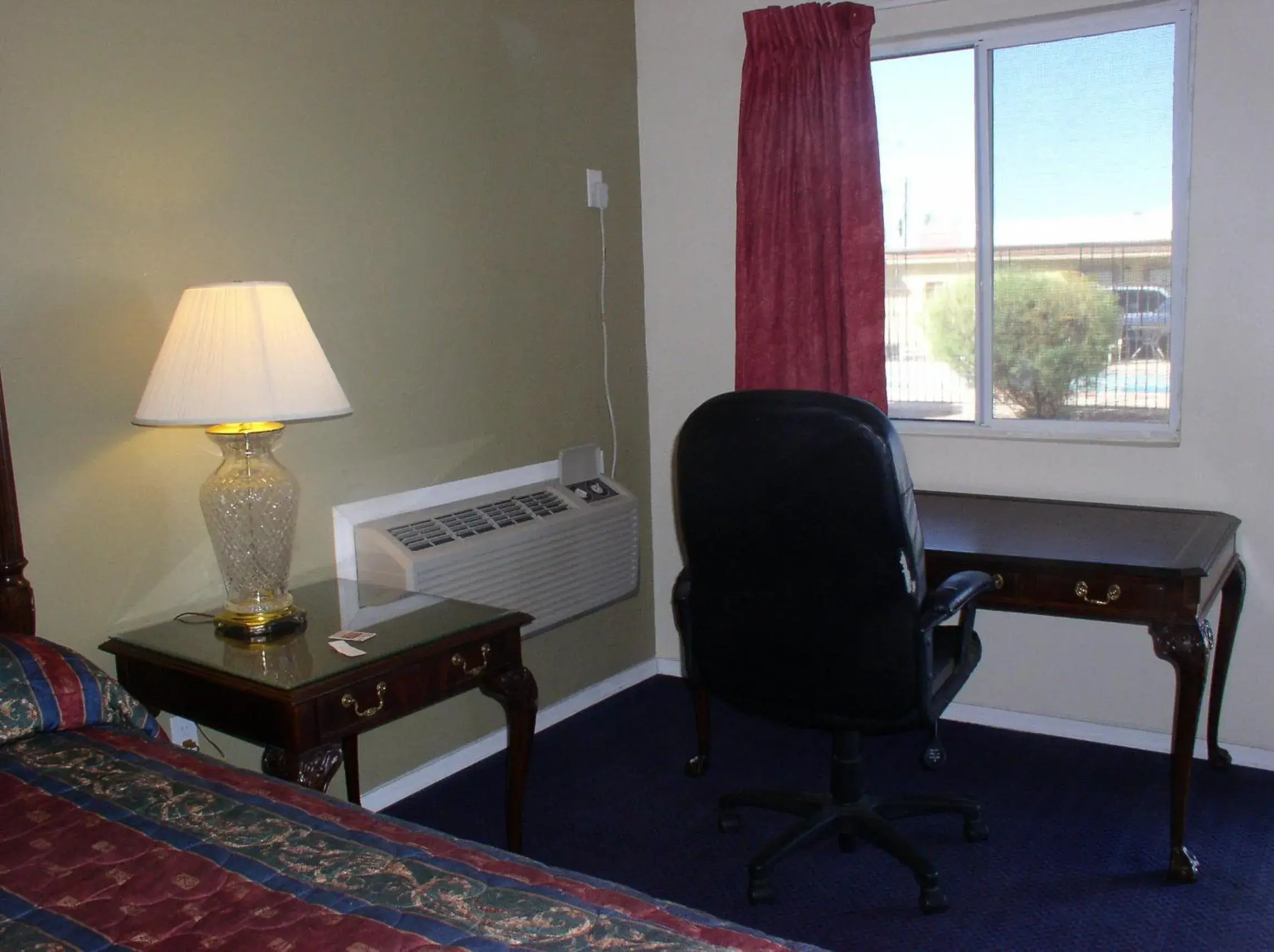 Bedroom, Seating Area in American Executive Inn Mesa
