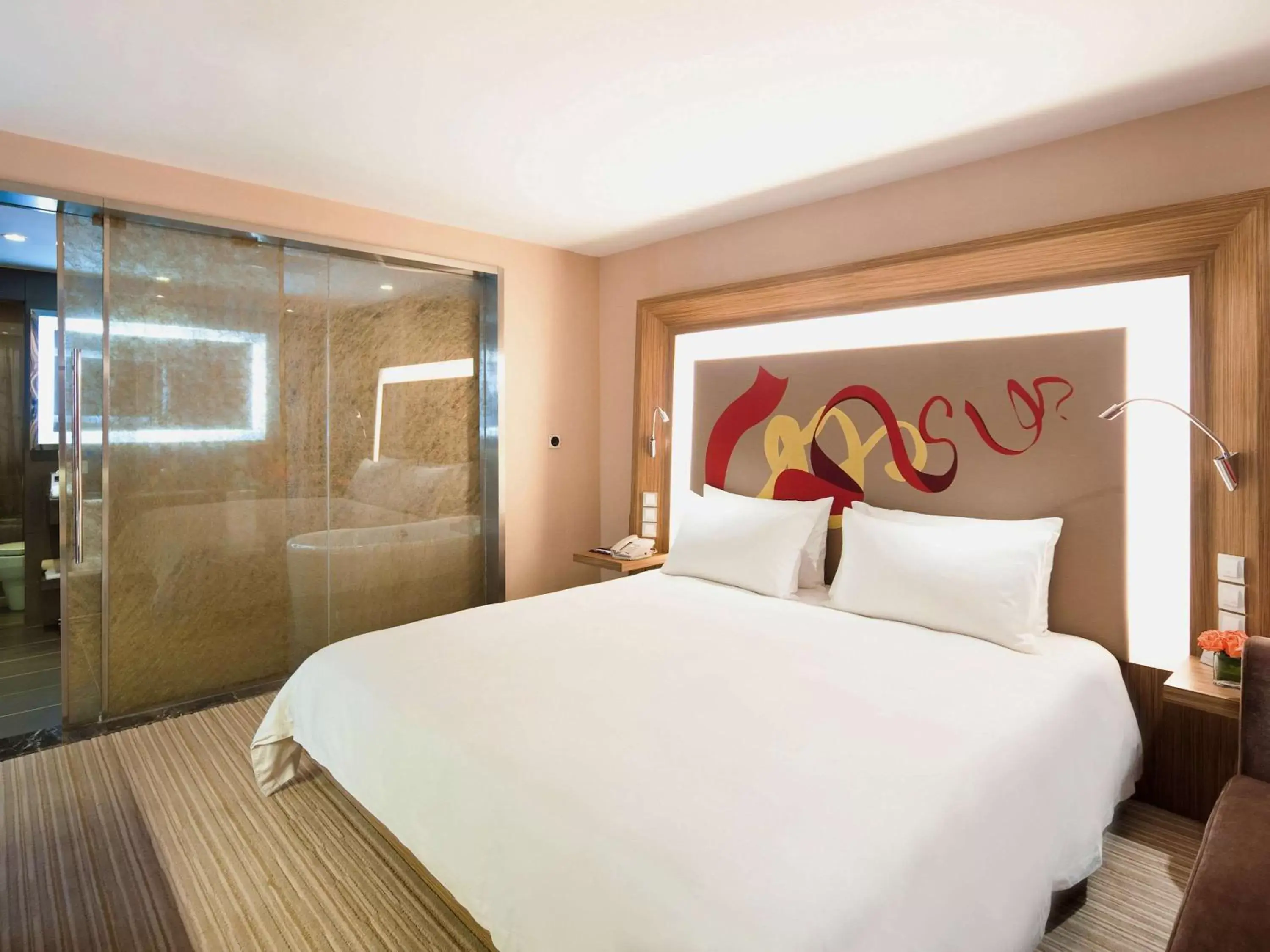 Photo of the whole room, Bed in Novotel Guiyang Downtown