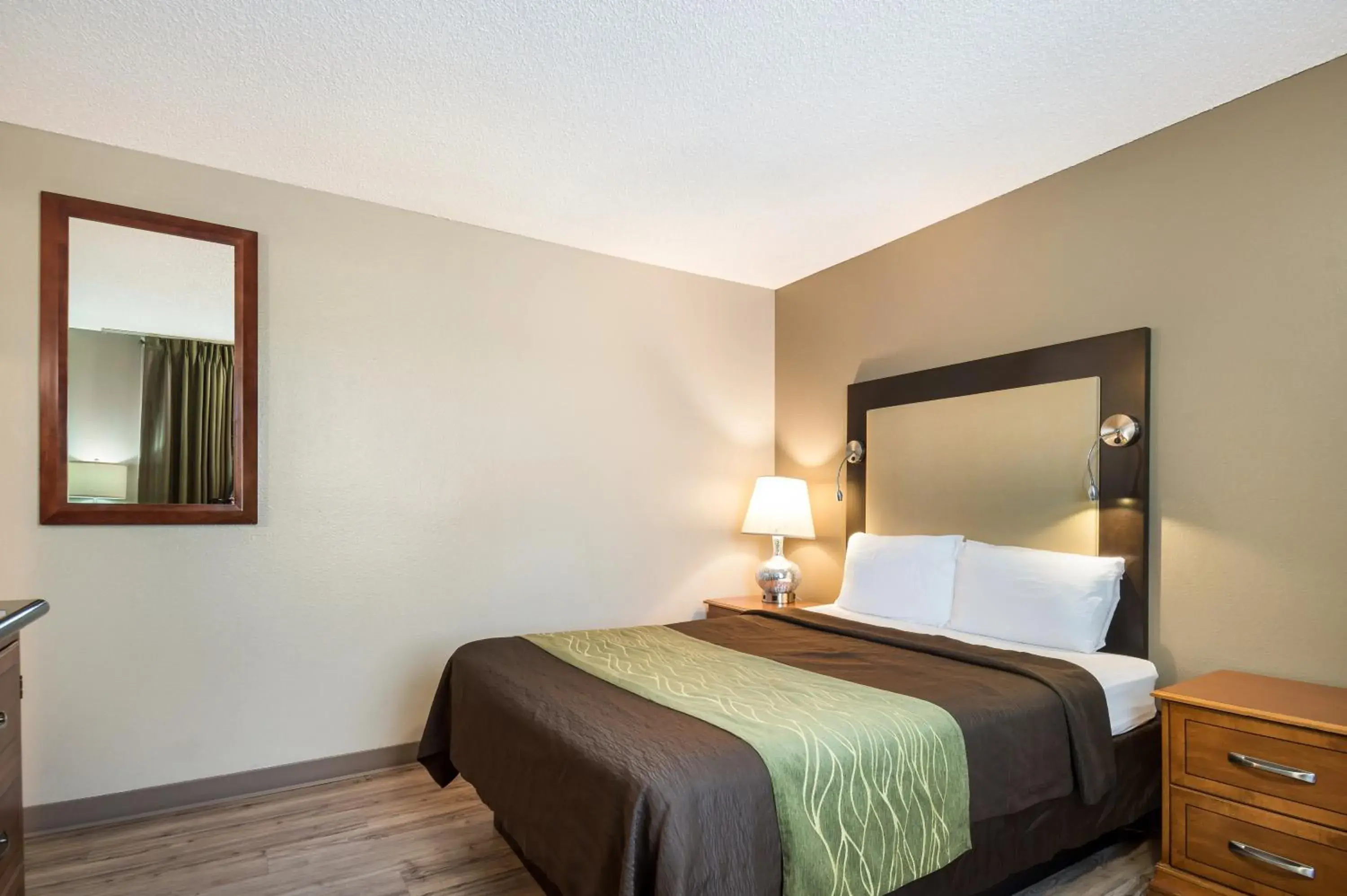 Bed in Rodeway Inn & Suites Hwy 217 & 26 W