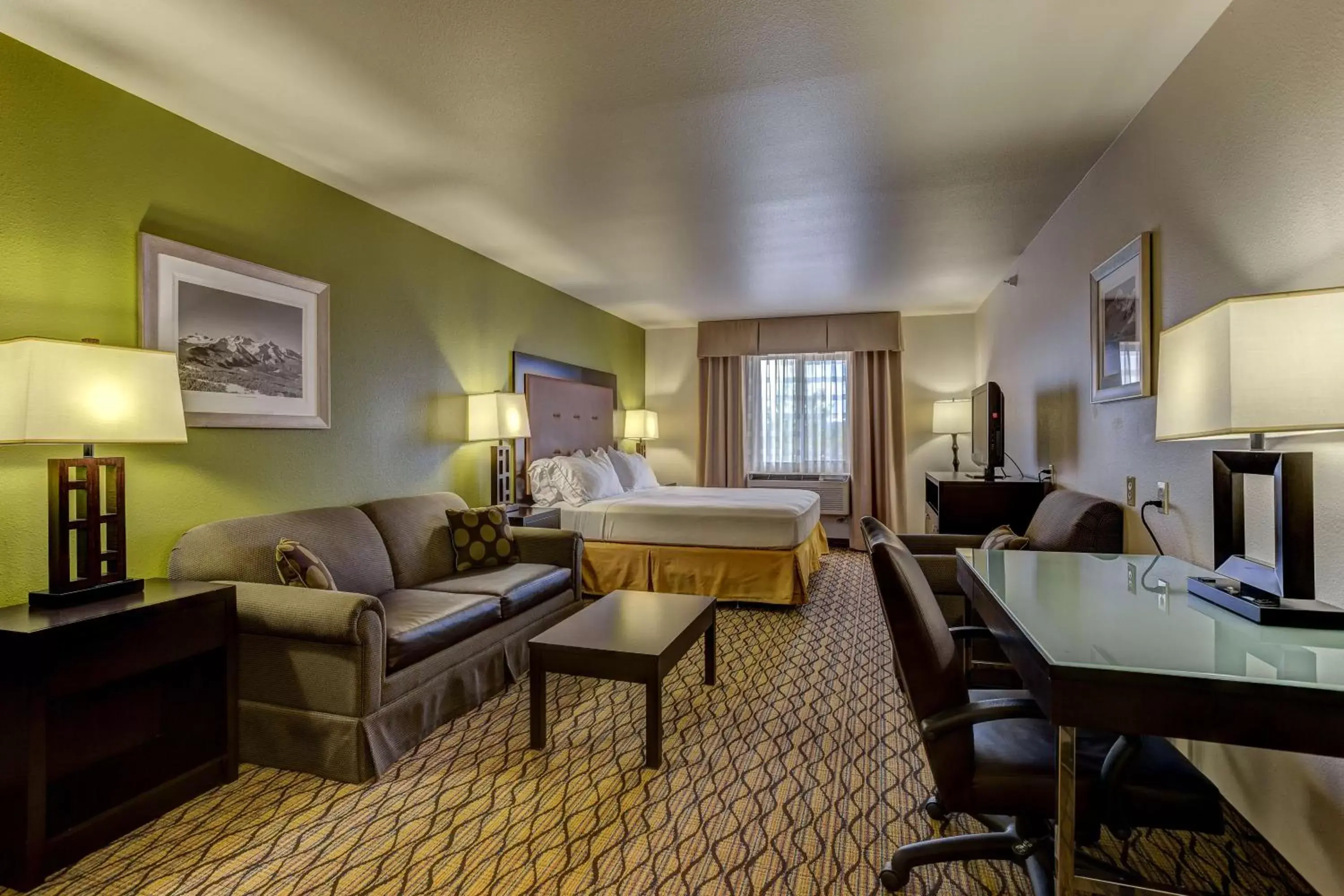 Photo of the whole room, Seating Area in Holiday Inn Express Hotel & Suites Montrose - Black Canyon Area, an IHG Hotel