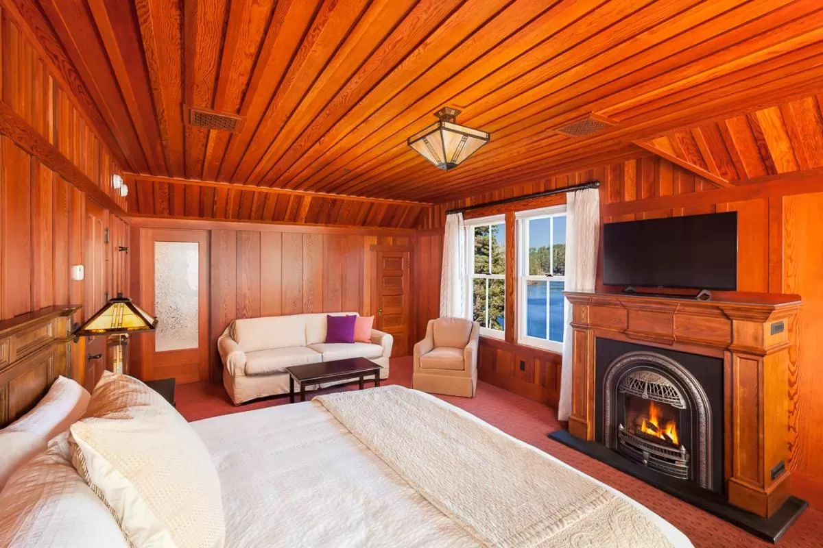 TV and multimedia, Bed in Noyo Harbor Inn