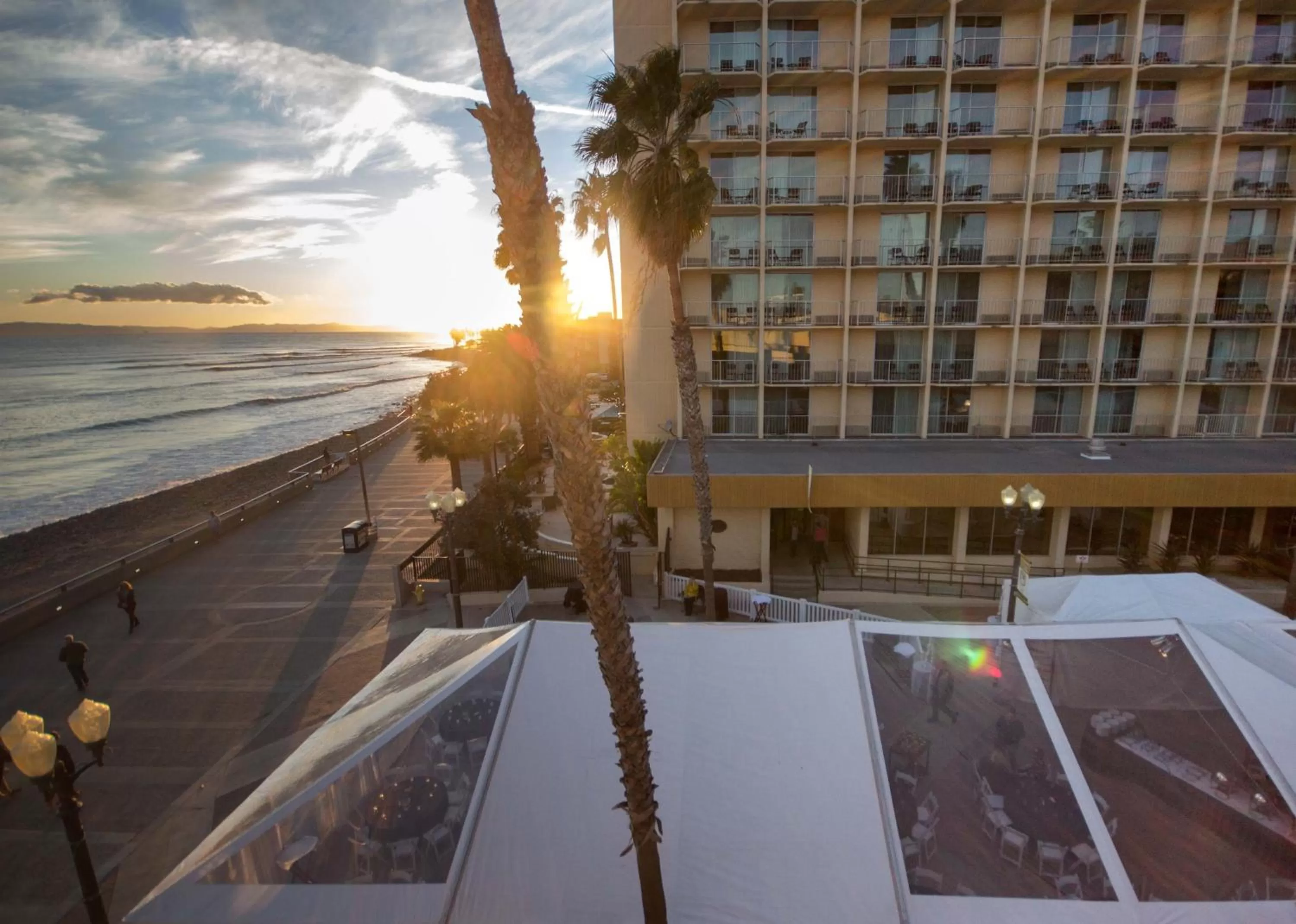 Property building in Crowne Plaza Ventura Beach by IHG