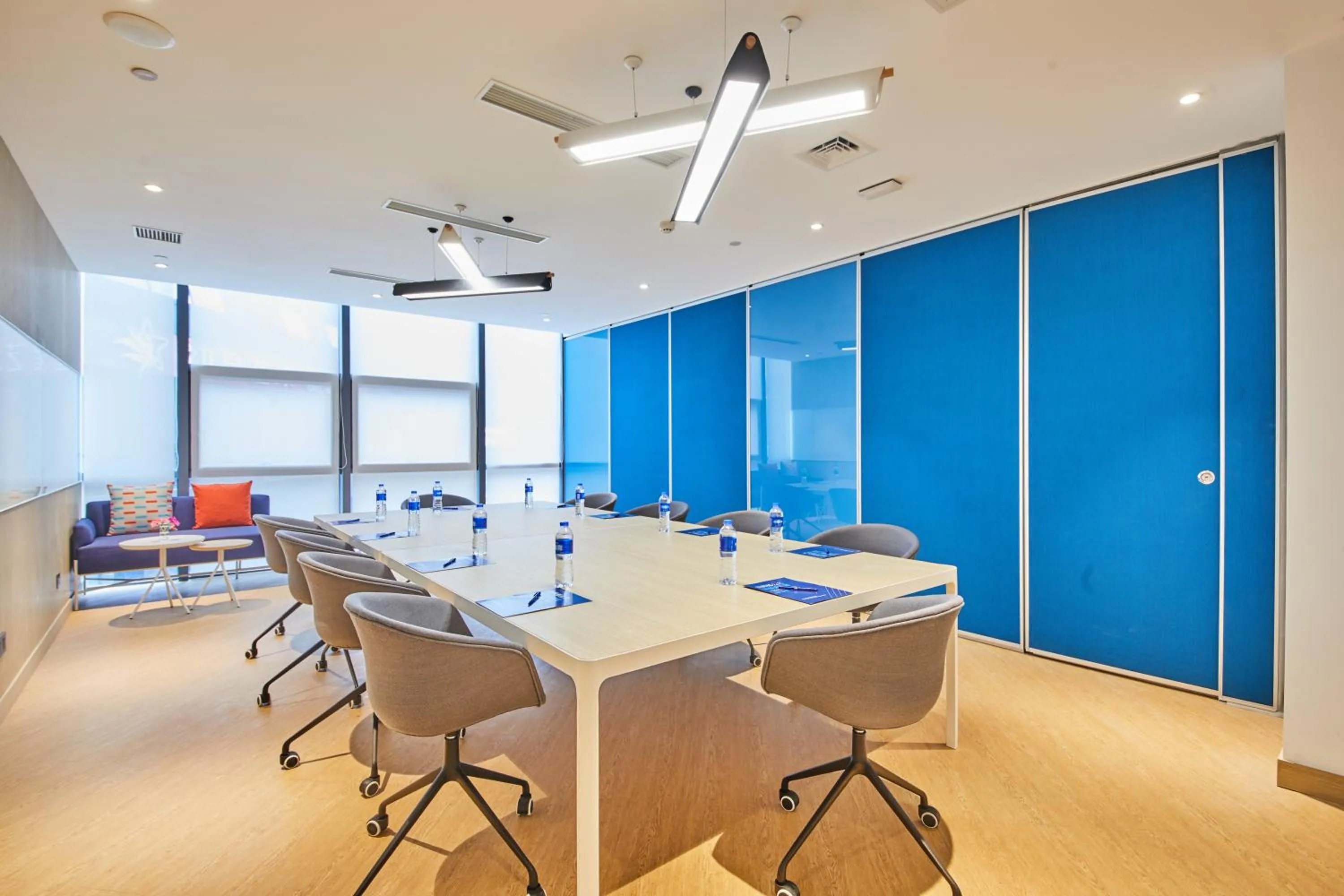 Meeting/conference room in Holiday Inn Express Hangzhou Jiuzhou by IHG