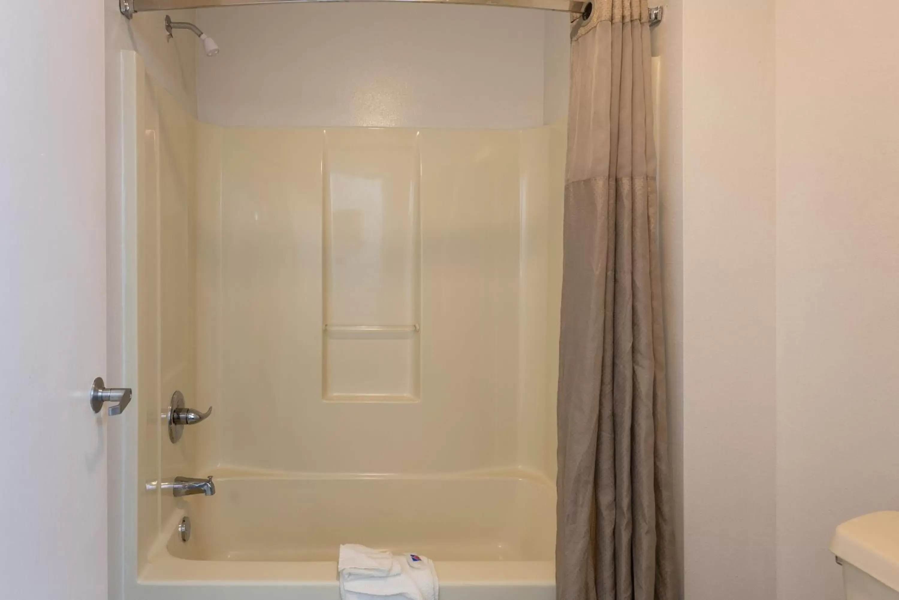 Bedroom, Bathroom in Motel 6-Albany, GA