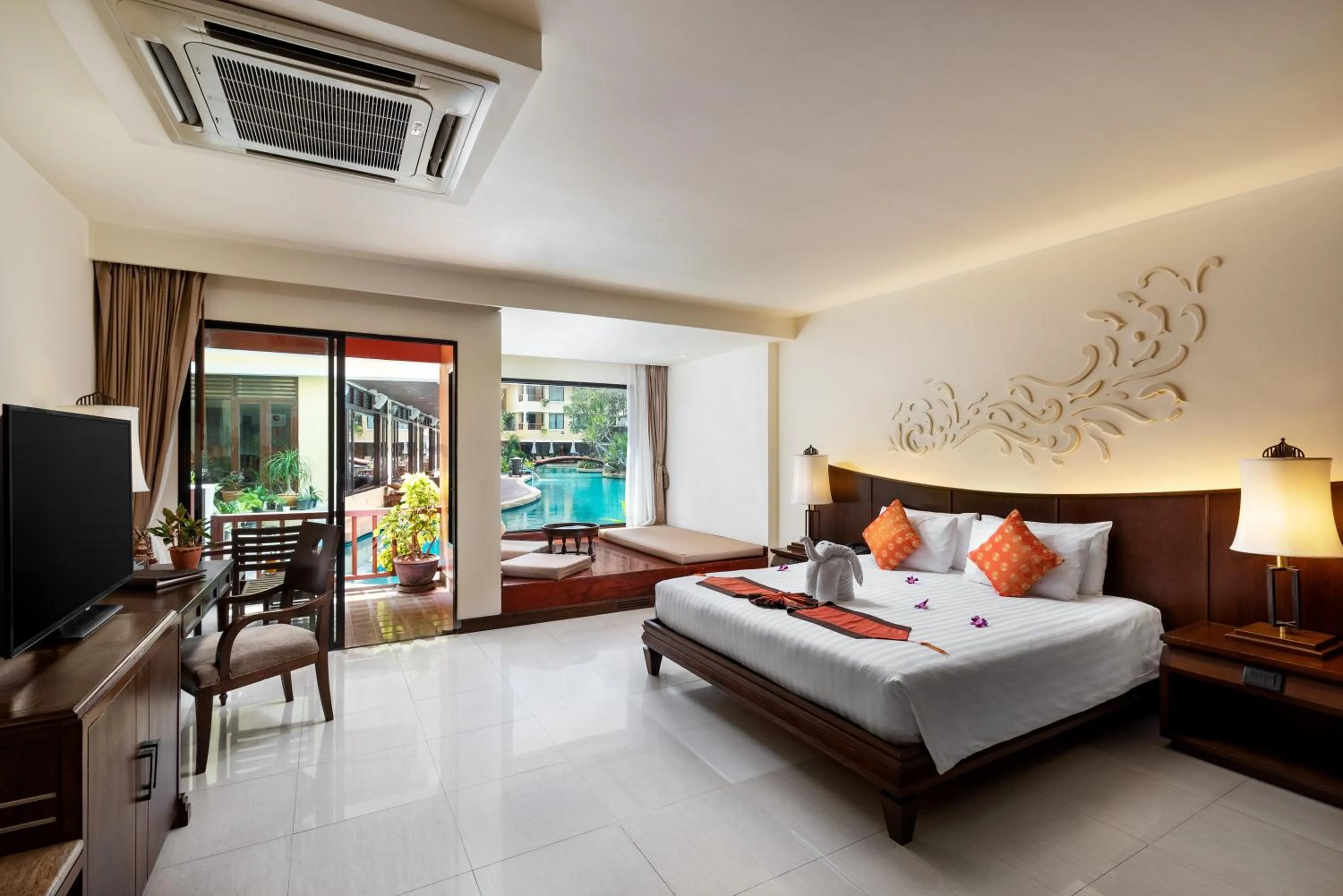 Bed in Patong Paragon Resort & Spa SHA Extra Plus