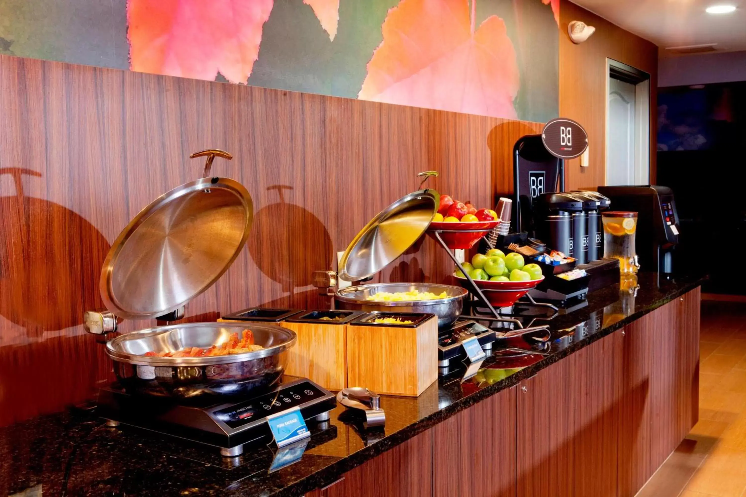 Breakfast, Kitchen/Kitchenette in Fairfield Inn and Suites by Marriott Cincinnati Eastgate