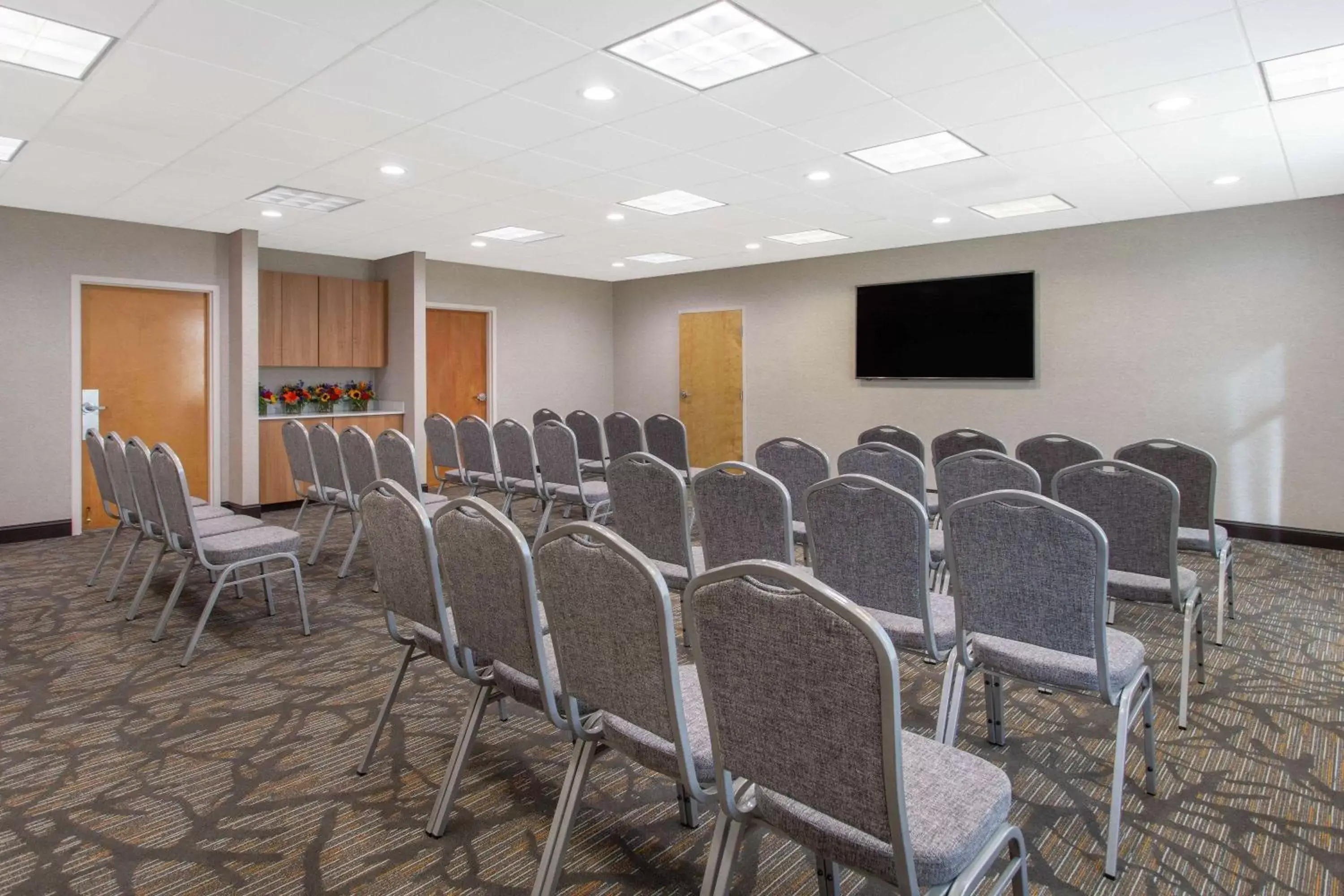 Meeting/conference room in La Quinta Inn & Suites by Wyndham Mooresville
