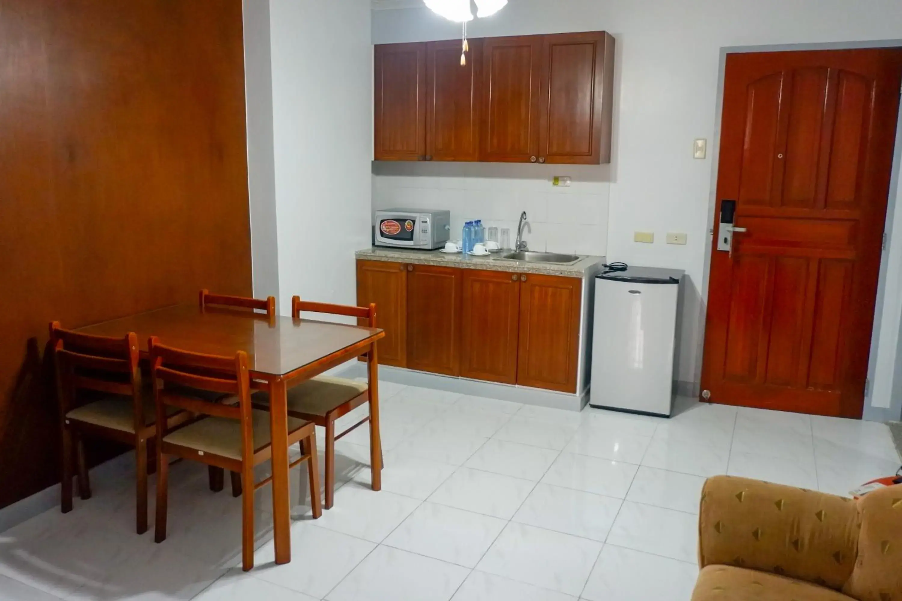 Dining area, Kitchen/Kitchenette in Albergo Hotel