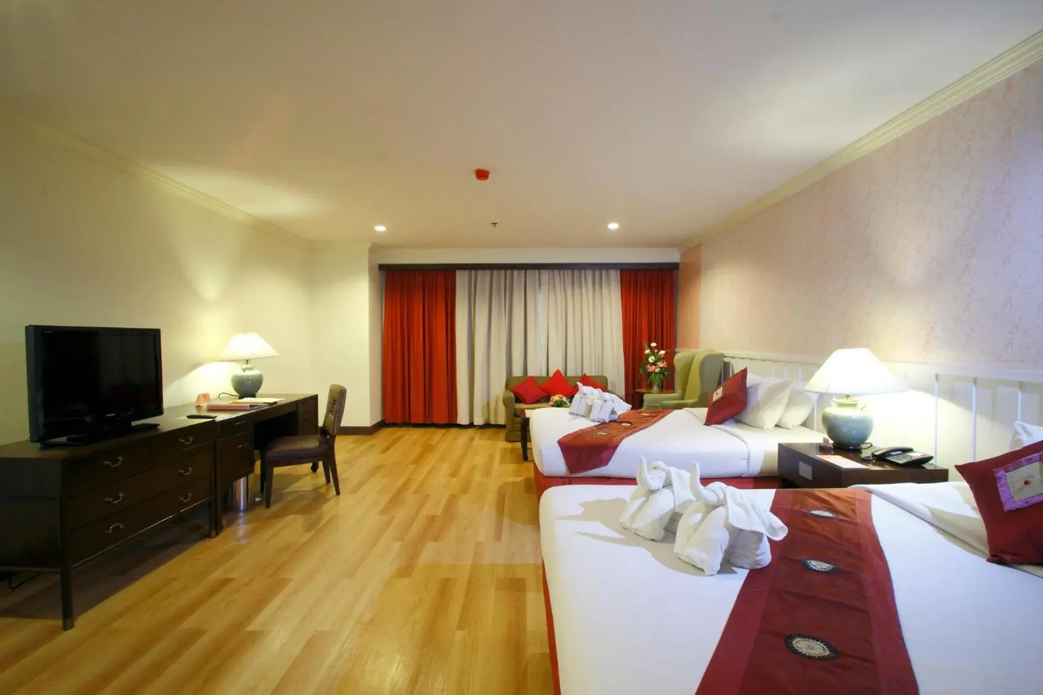 Bed, Seating Area in Princeton Bangkok Hotel