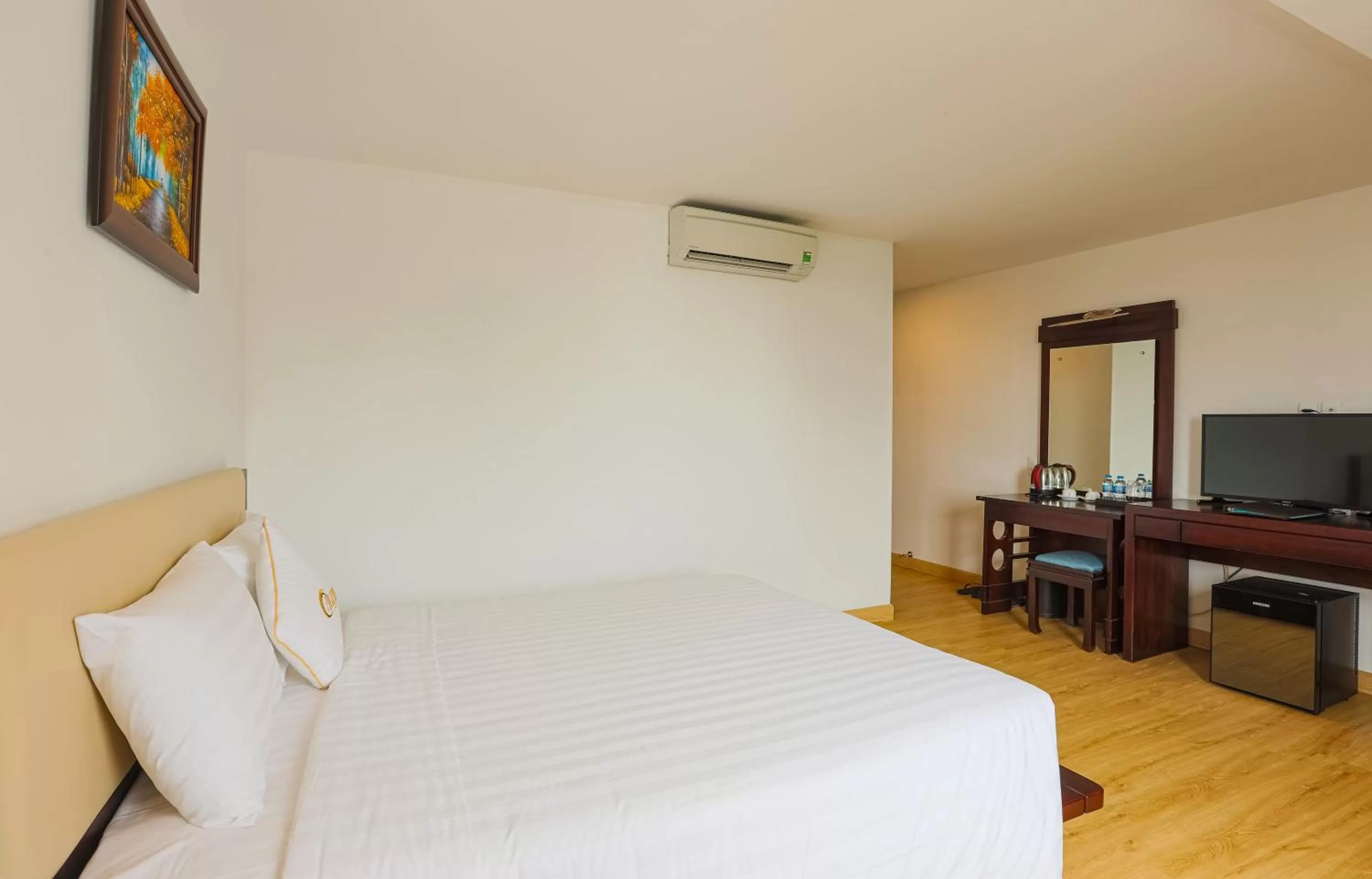 Photo of the whole room, Bed in ALUNA Ben Thanh Hotel