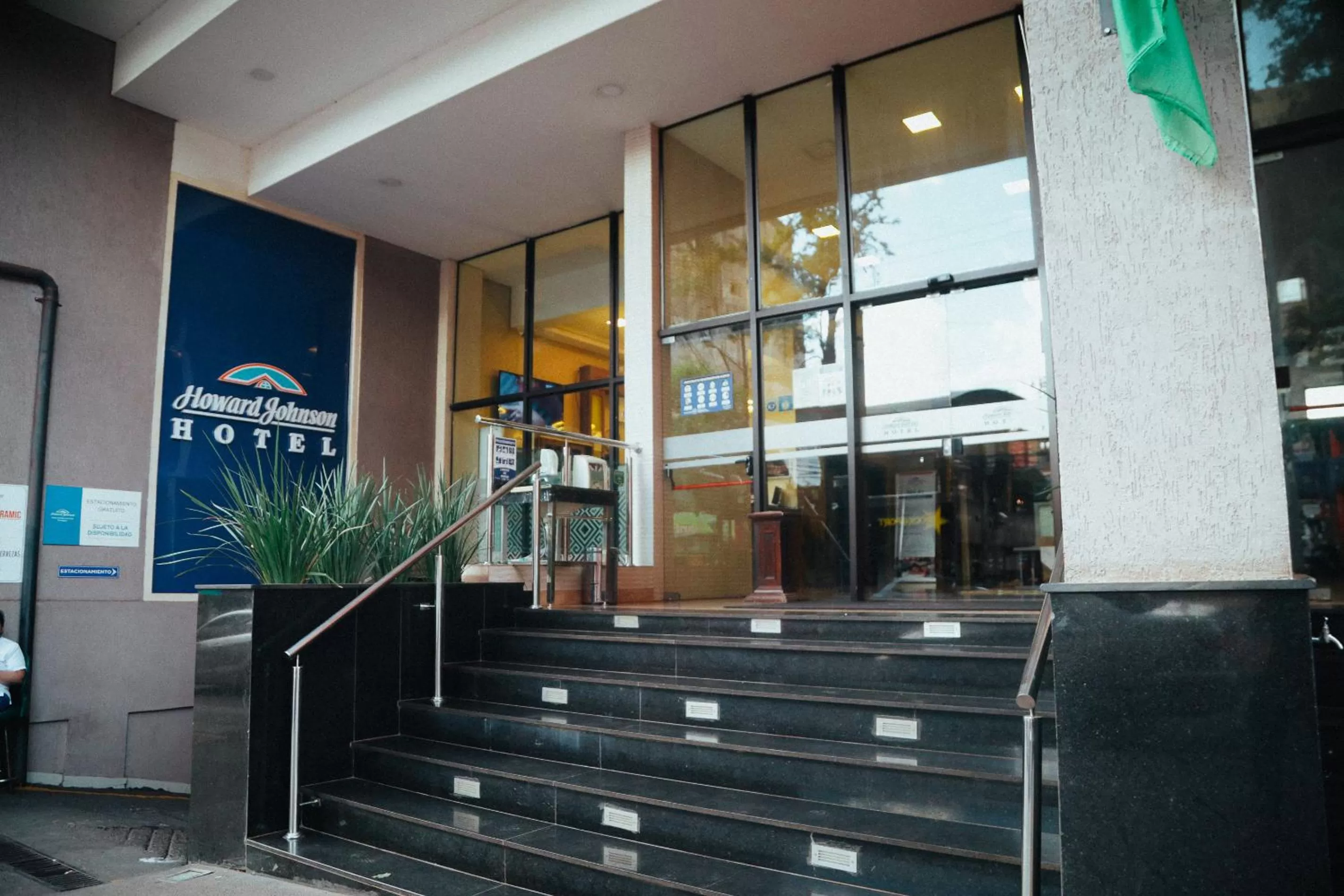 Property building in Howard Johnson Ciudad del Este