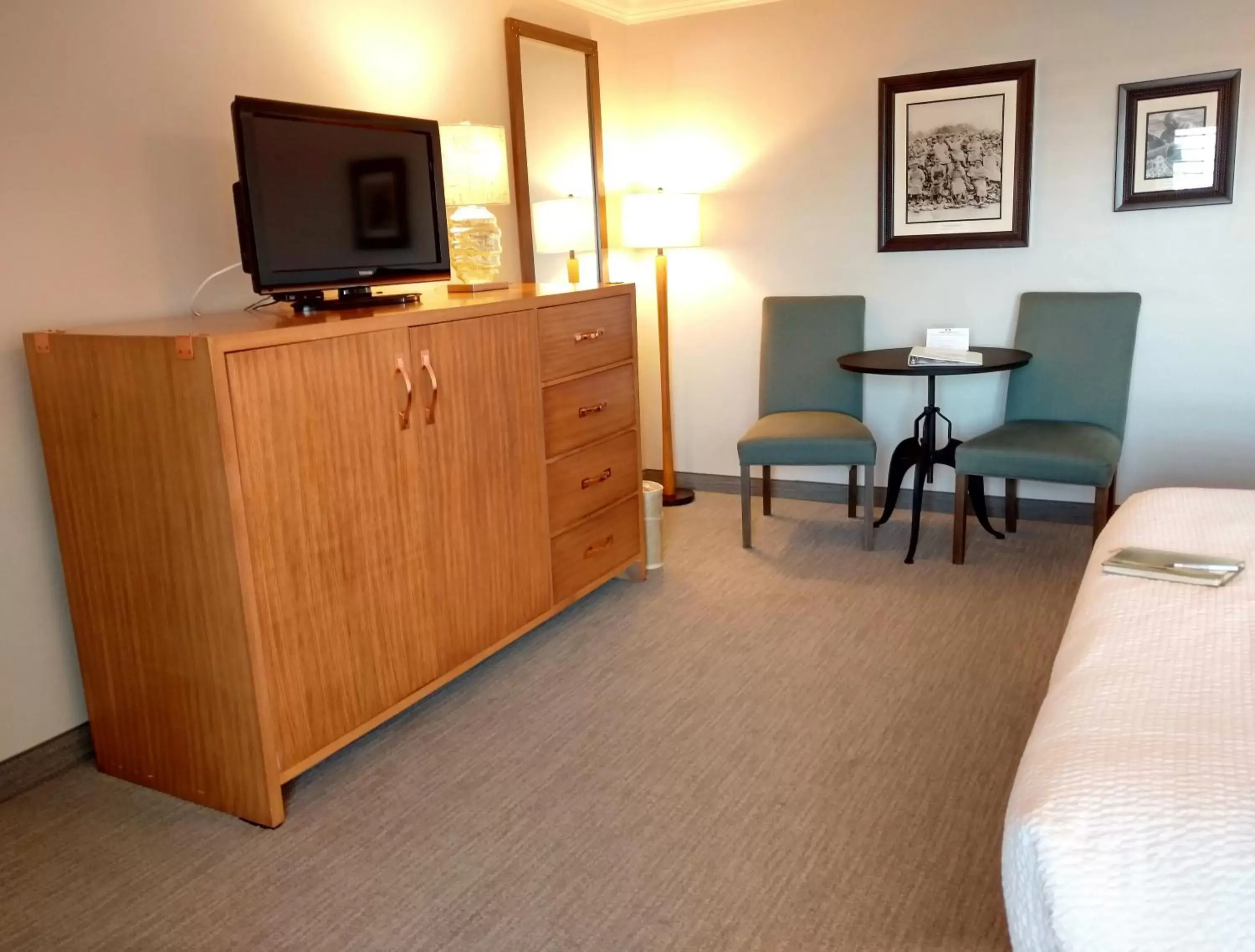 Bedroom, TV/Entertainment Center in 456 Embarcadero Inn & Suites