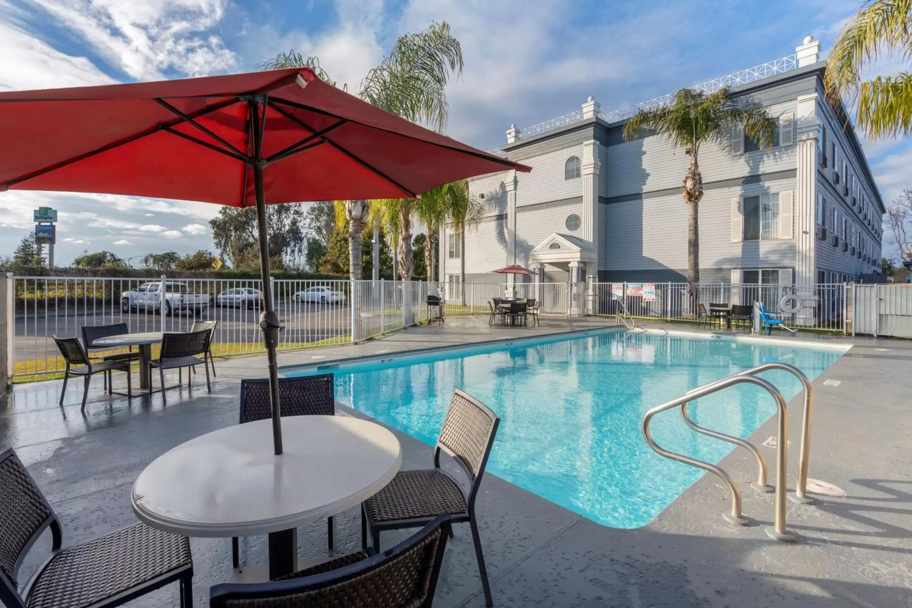 Pool view, Swimming Pool in Best Western Colonial Inn