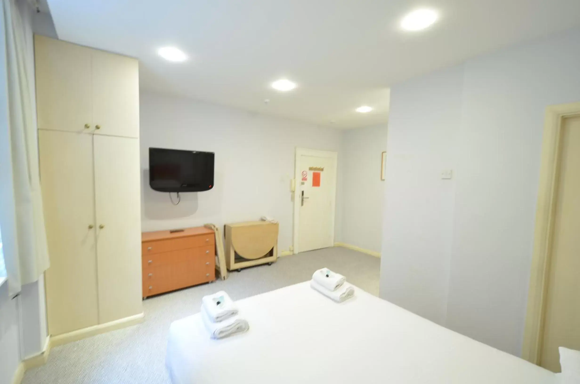 Bedroom, TV/Entertainment Center in Amber Residence Aparthotel