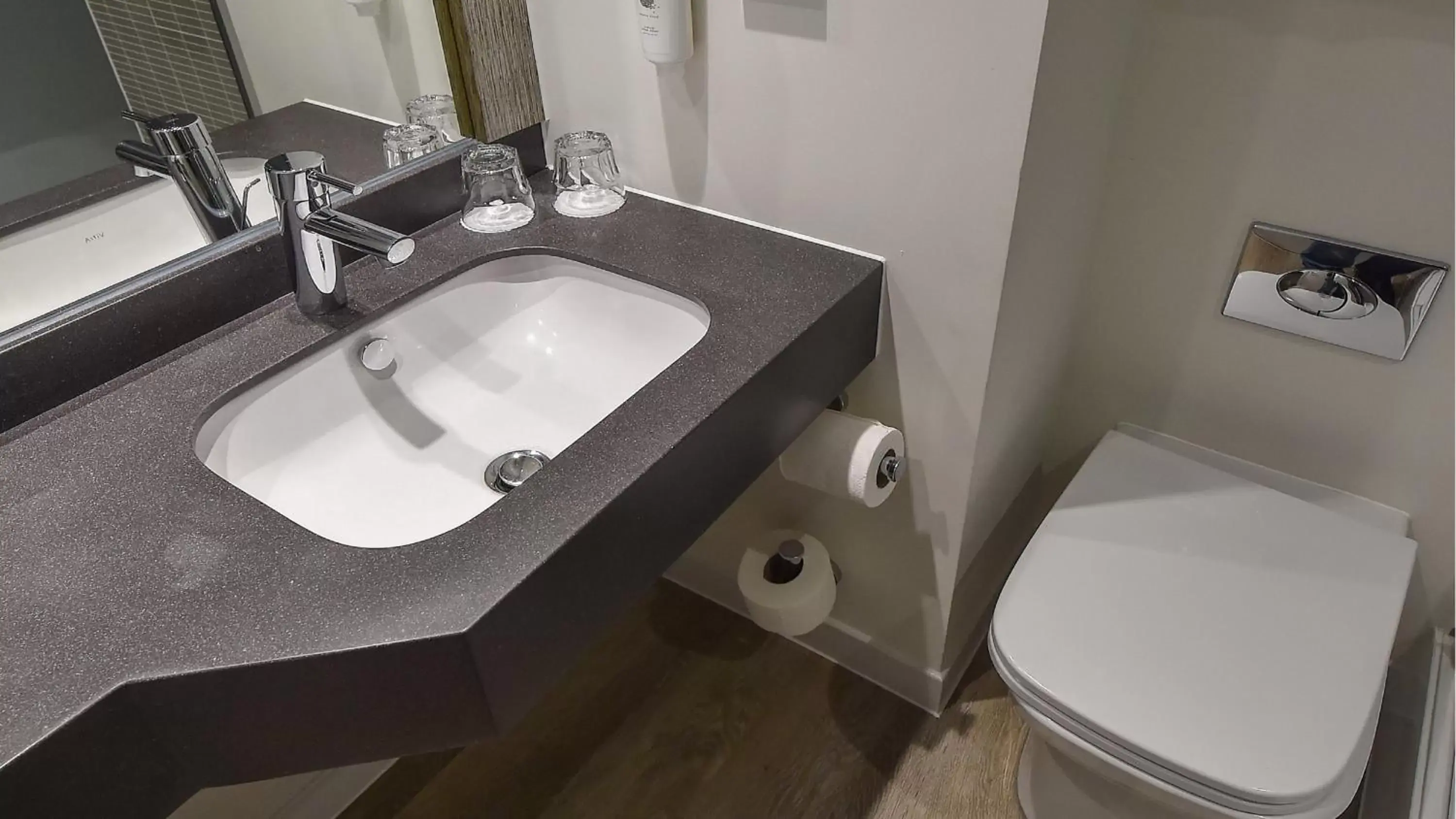 Standard Room with Double and Single Bed in Holiday Inn Derby/Nottingham by IHG Standard Room with Double and Single Bed in Holiday Inn Derby/Nottingham by IHG