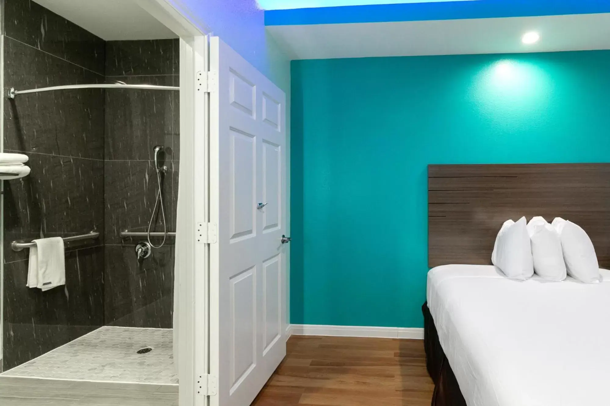 Shower, Bed in Americas Best Value Inn- Aldine Westfield