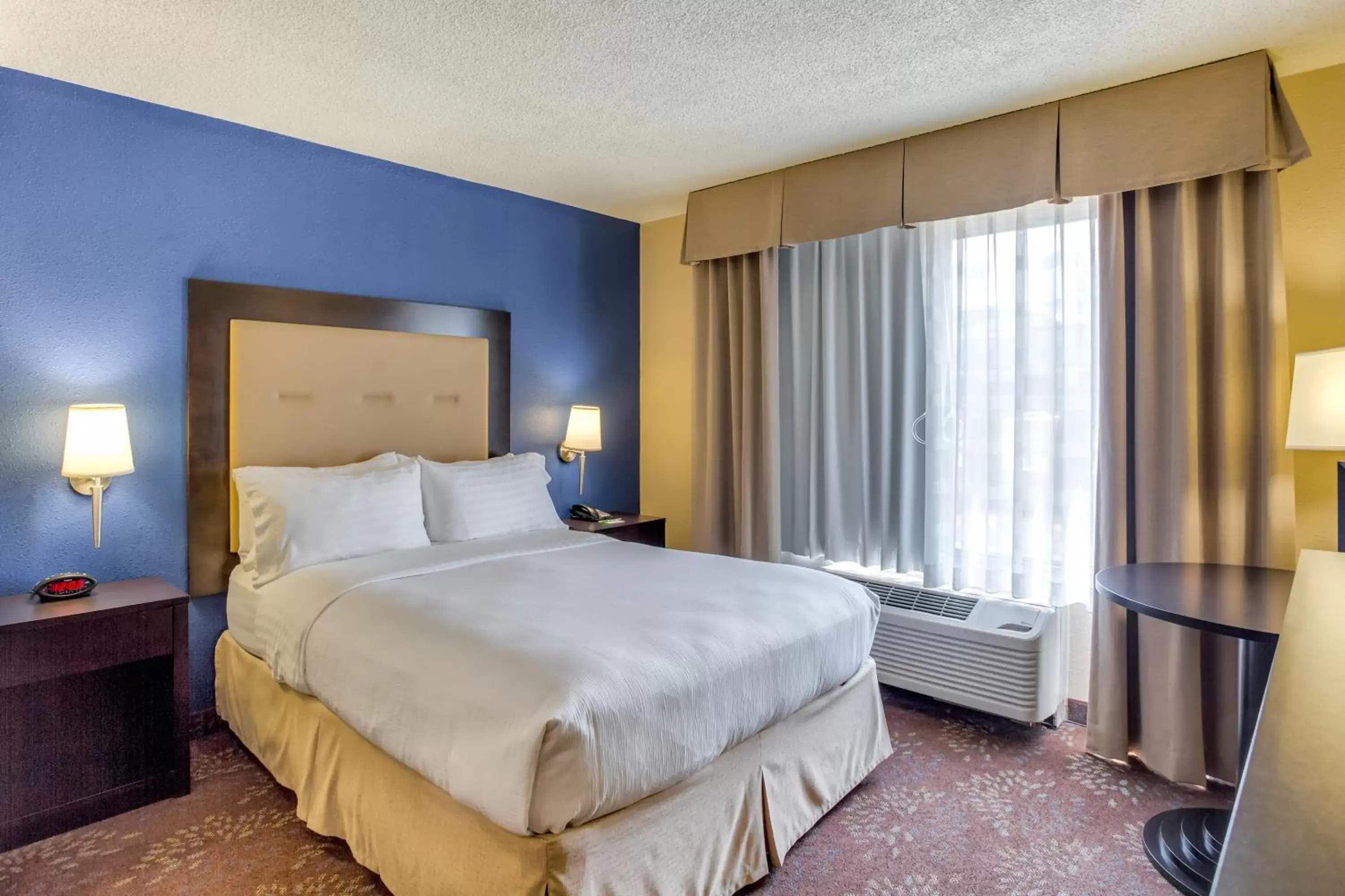 Photo of the whole room, Bed in Holiday Inn Indianapolis North-Carmel, an IHG Hotel