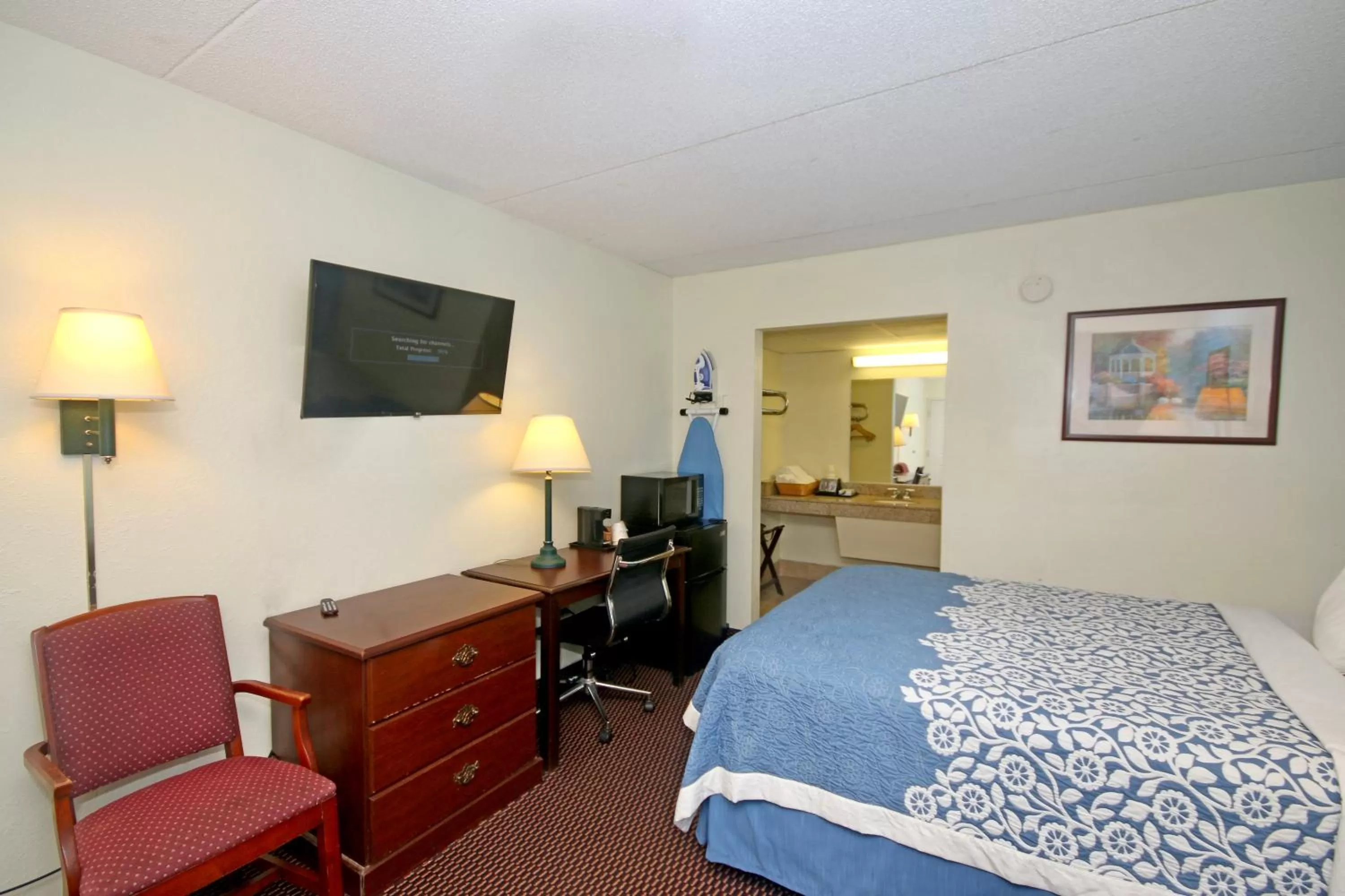 Bed in Hamilton Inn Jonesville I-77