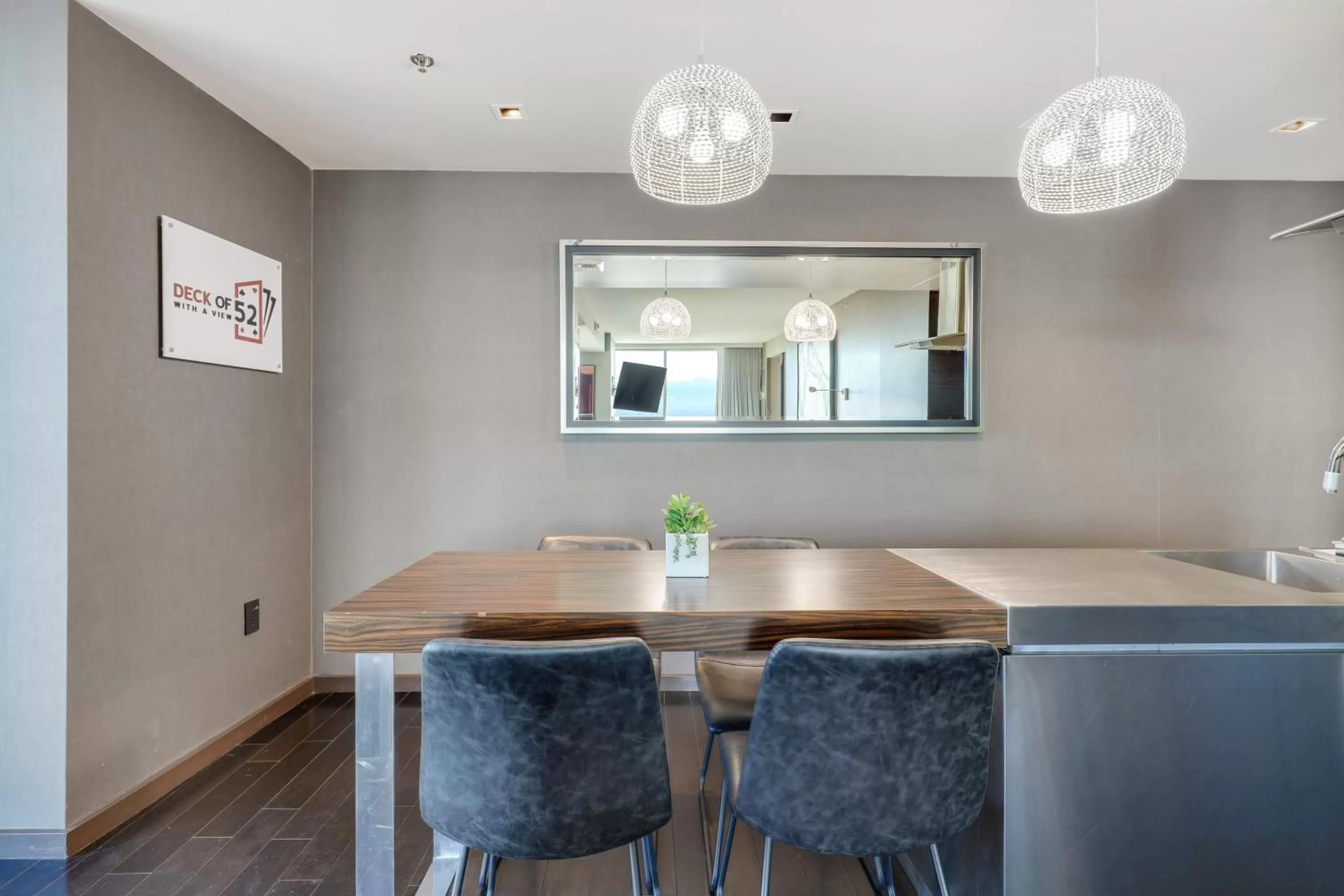 Seating area in Vegas Palms HIGH 52nd fl. 1BDR corner penthouse 1220sqft