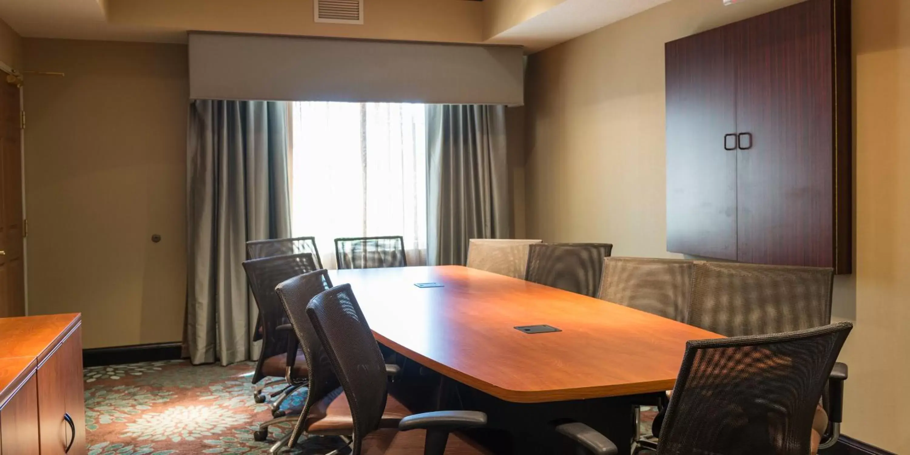 Meeting/conference room, Dining Area in Staybridge Suites Fargo, an IHG Hotel