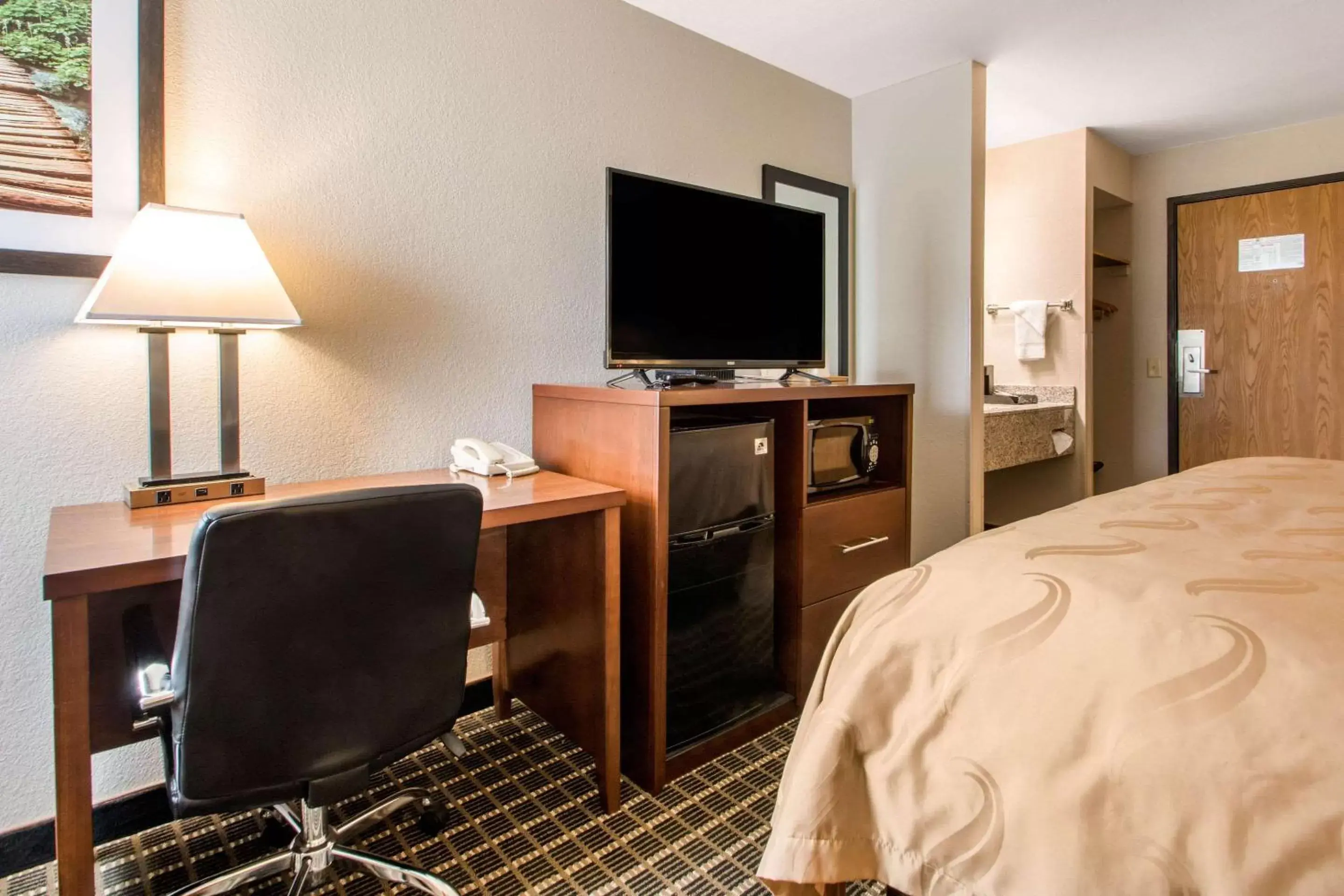Photo of the whole room, TV/Entertainment Center in Quality Inn Madison West Near University Area