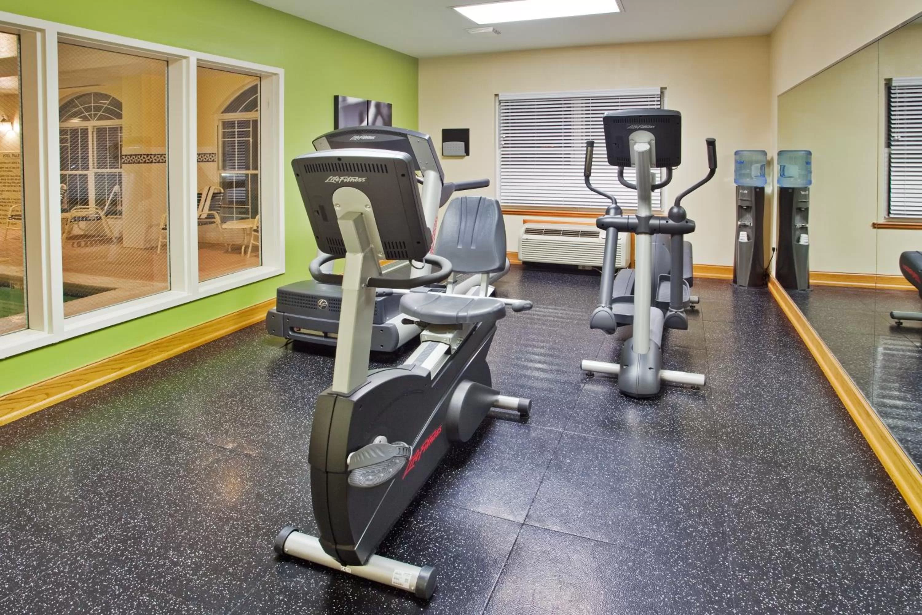 Fitness centre/facilities in Country Inn & Suites by Radisson, Dalton, GA